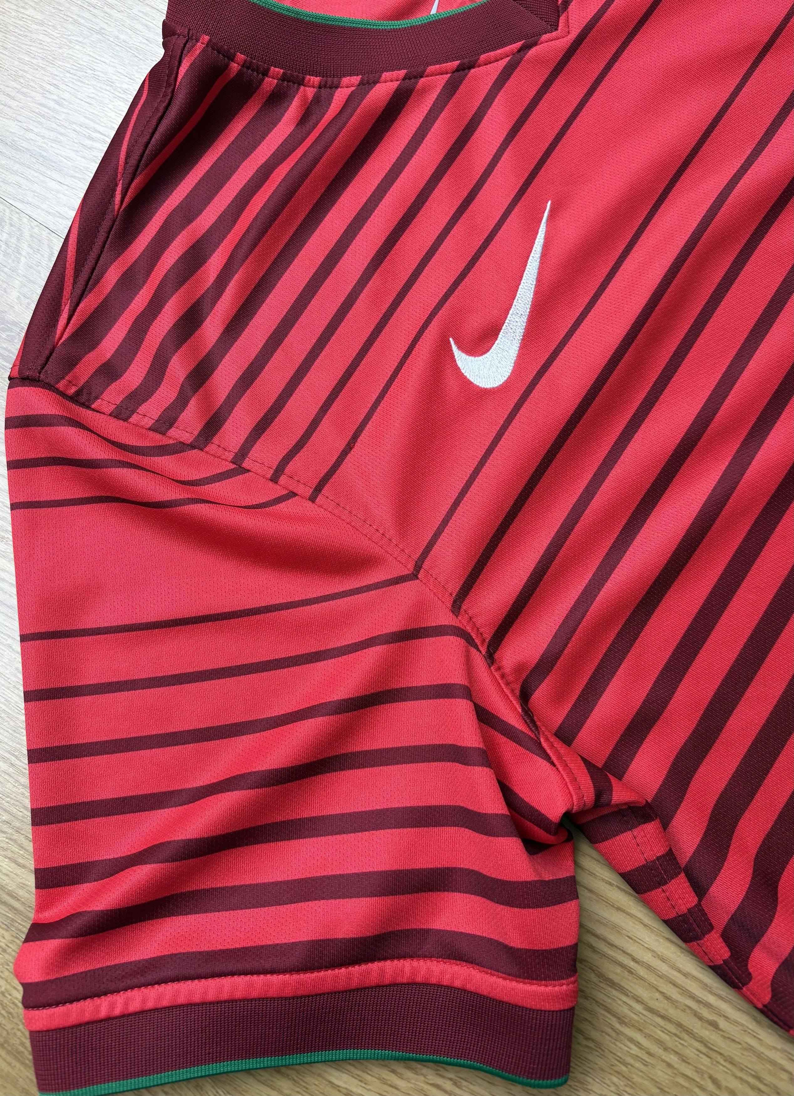 Nike Portugal 2014 Home Jersey – Ronaldo #7 – Size M – Nike Size US M / EU 48-50 / 2 - 4 Thumbnail