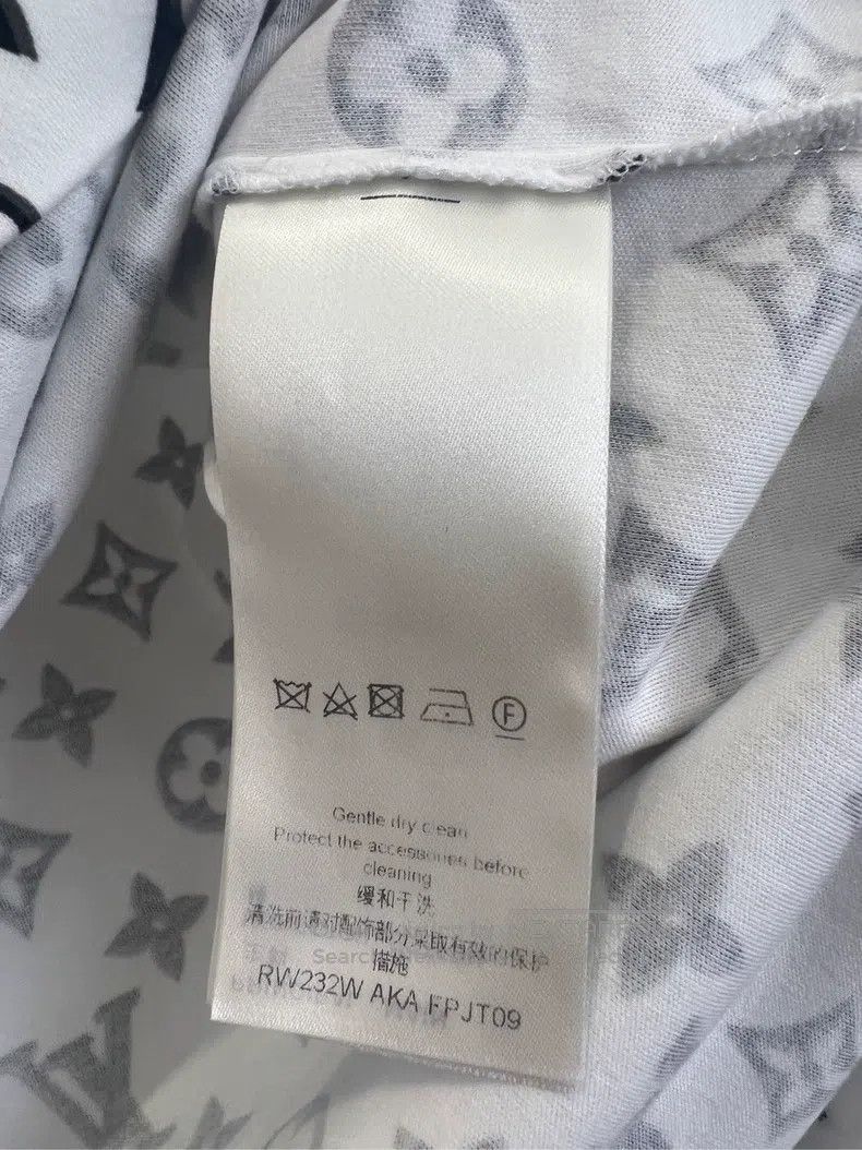 Louis Vuitton Louis Vuitton Full logo hooded short sleeves Size US M / EU 48-50 / 2 - 5 Thumbnail