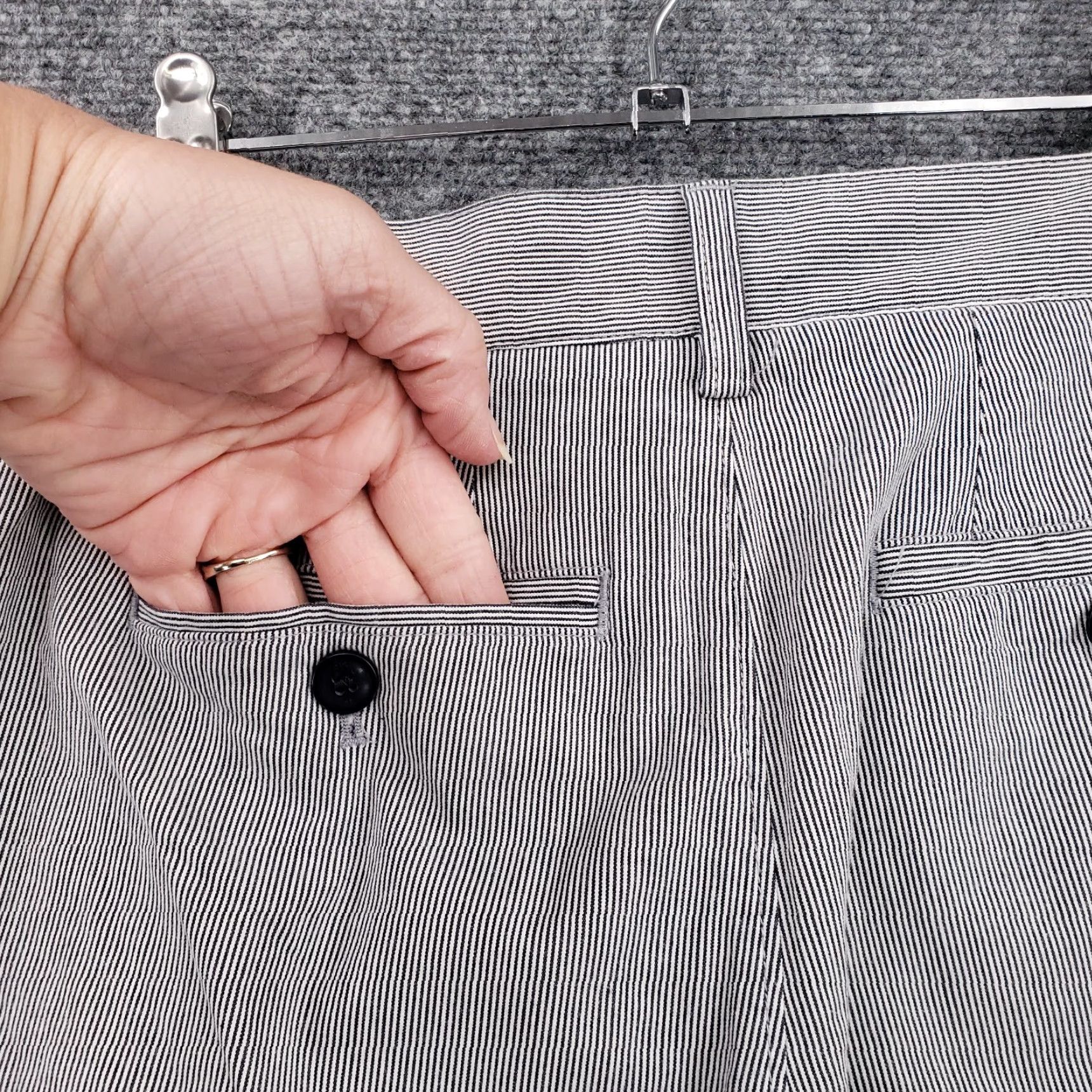 Banana Republic Banana Republic Shorts Mens 28x10 White Striped Chino Flat Front Cotton Casual Shirt Size US 28 / EU 44 - 7 Thumbnail