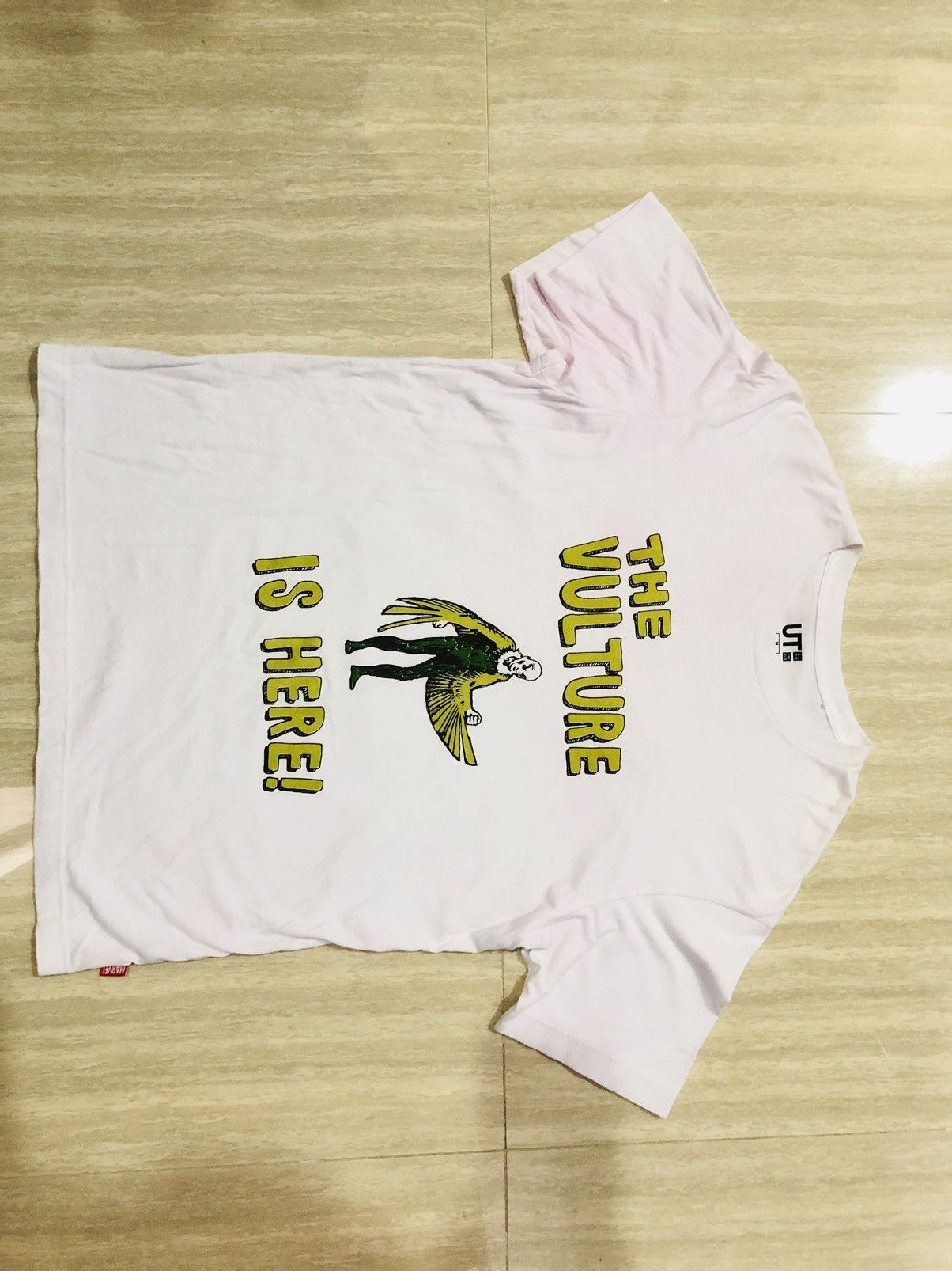 Japanese Brand THE VULTURE IS HERE! By Marvel x UNIQLO Short Sleeve T-shirt Size US M / EU 48-50 / 2 - 6 Thumbnail