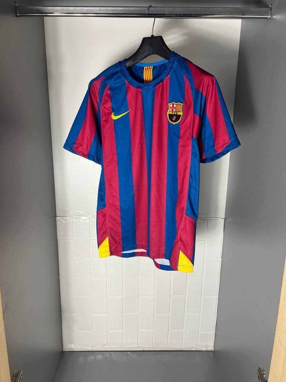 Nike VINTAGE NIKE FC BARCELONA SPAIN SOCCER JERSEY RETRO 90s Y2K Size US M / EU 48-50 / 2 - 2 Thumbnail