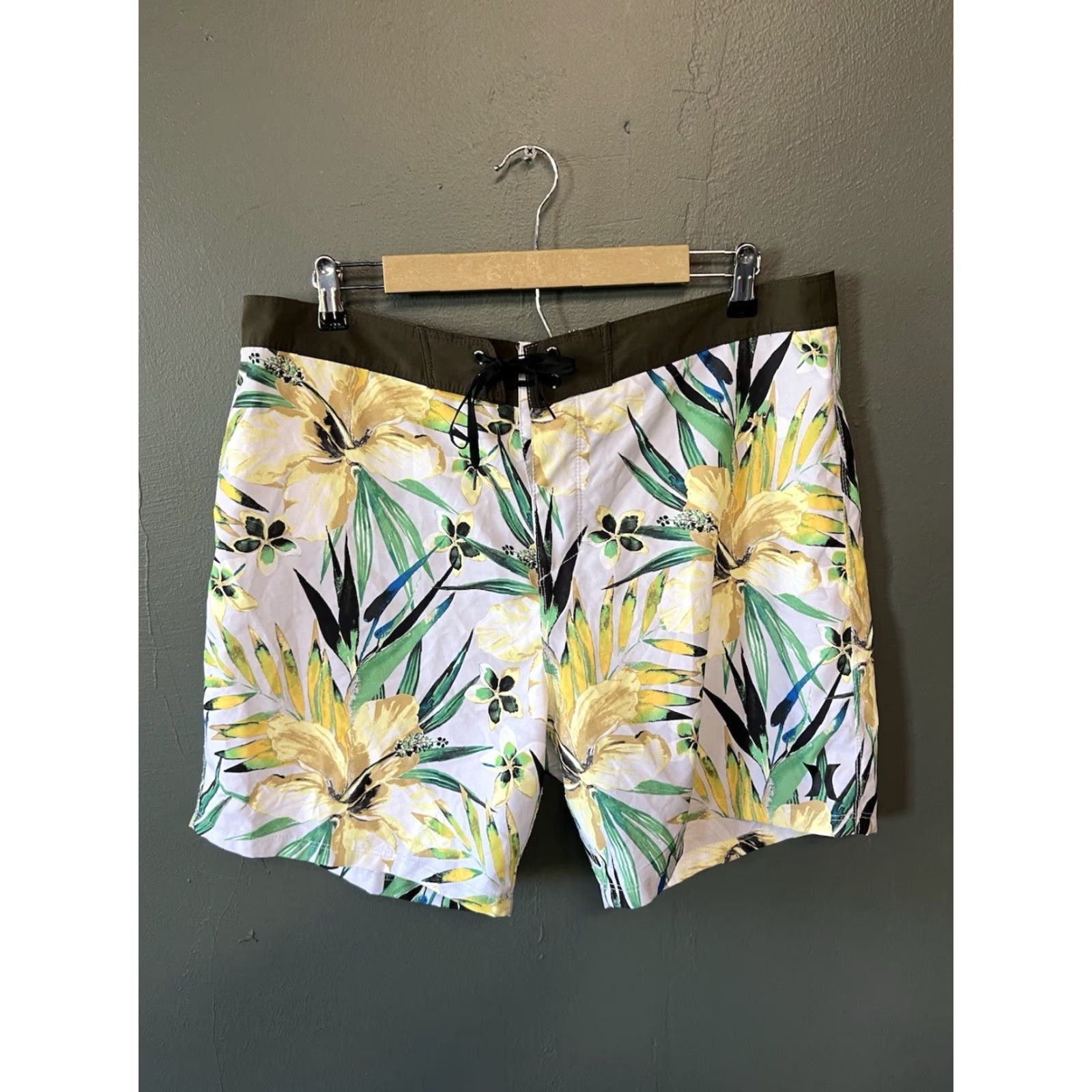 Hurley Hurley Mens White Floral Pattern Board Short Size 36 User: Hurley Mens White Floral Pattern Board Short Size 36 Size US 36 / EU 52 - 2 Thumbnail