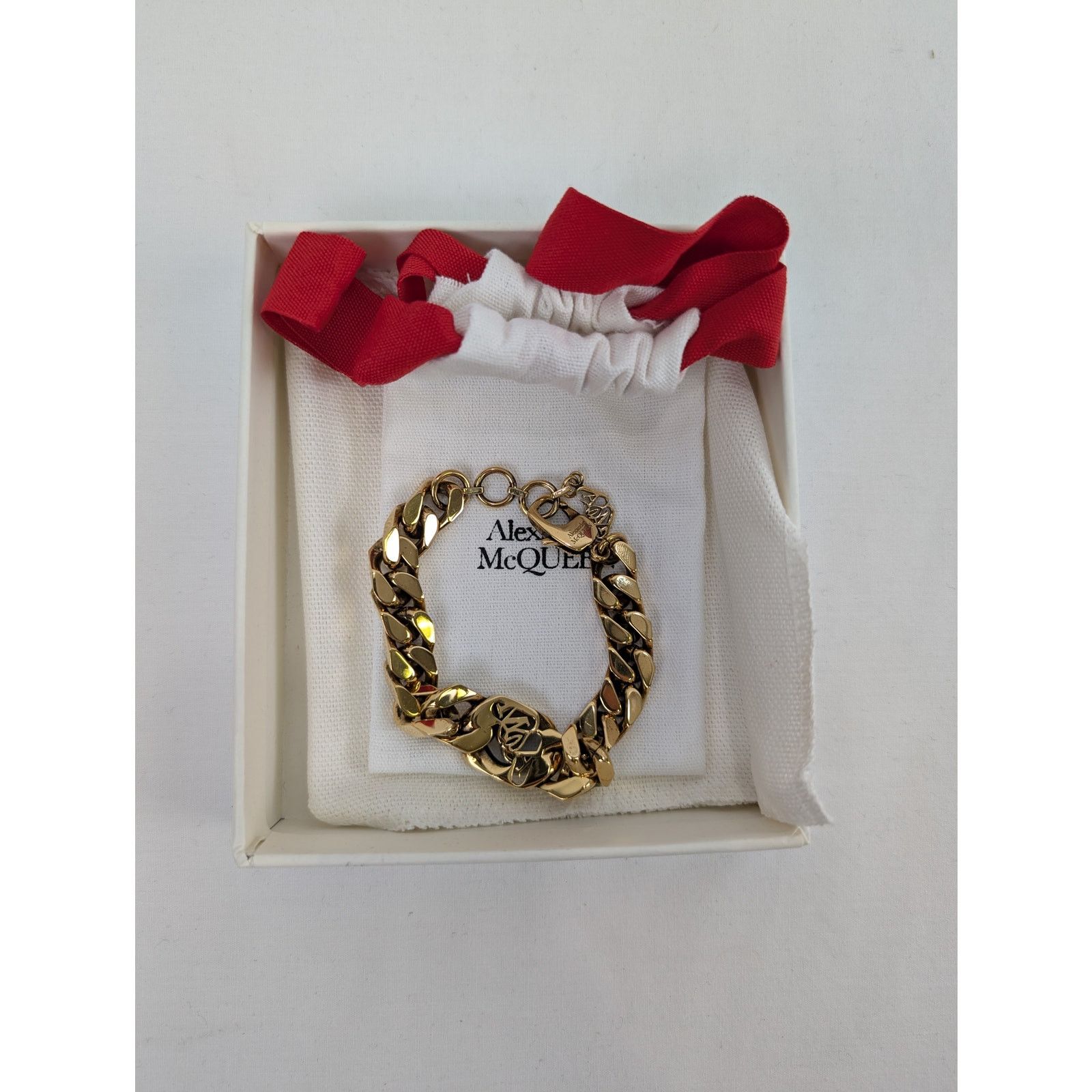 Alexander McQueen o1rshd1 Size: OS / Seal Logo Chain Bracelet in Gold Size ONE SIZE - 8 Thumbnail