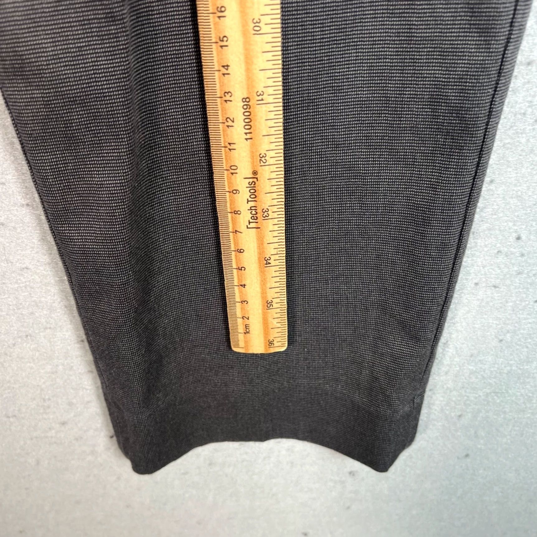 Banana Republic Banana Republic Mens Pants Slim Fit 32 x 32 Gray 100% Cotton Non-Iron Dress Pants Mens Slim Gray Banana Republic 32x32 Vintage: No | Formal Size US 32 / EU 48 - 6 Thumbnail