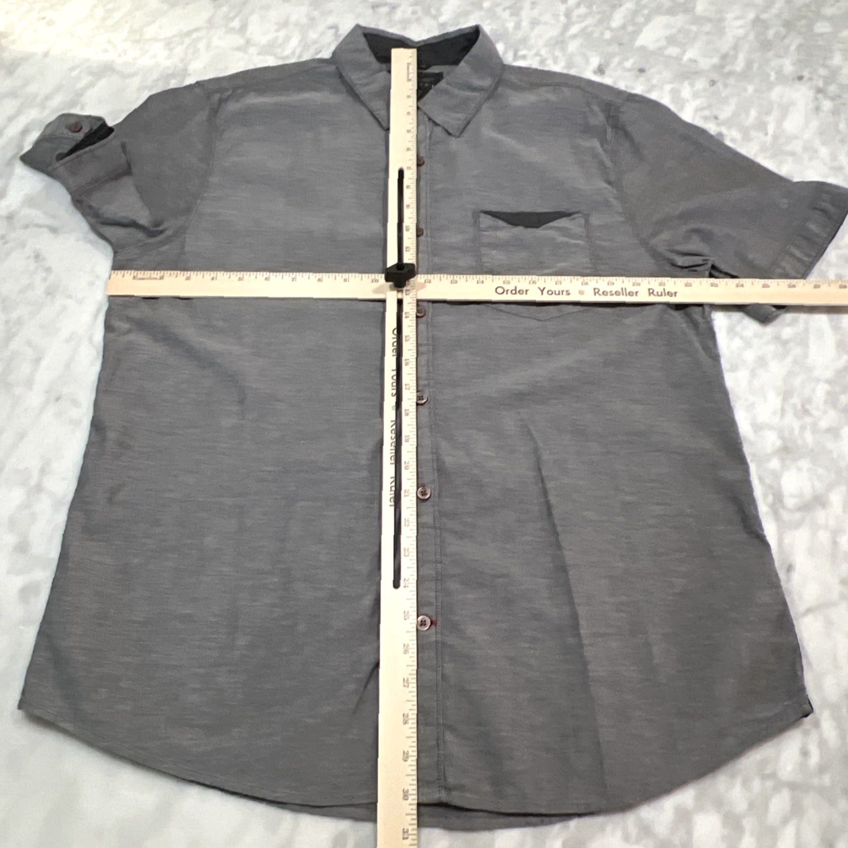 Guess VINTAGE Guess Men’s XL Gray Button-Up Short Sleeve Shirt 90s, Travel, Casual Mens Regular Classic Button Up Shirt Size US XL / EU 56 / 4 - 7 Thumbnail