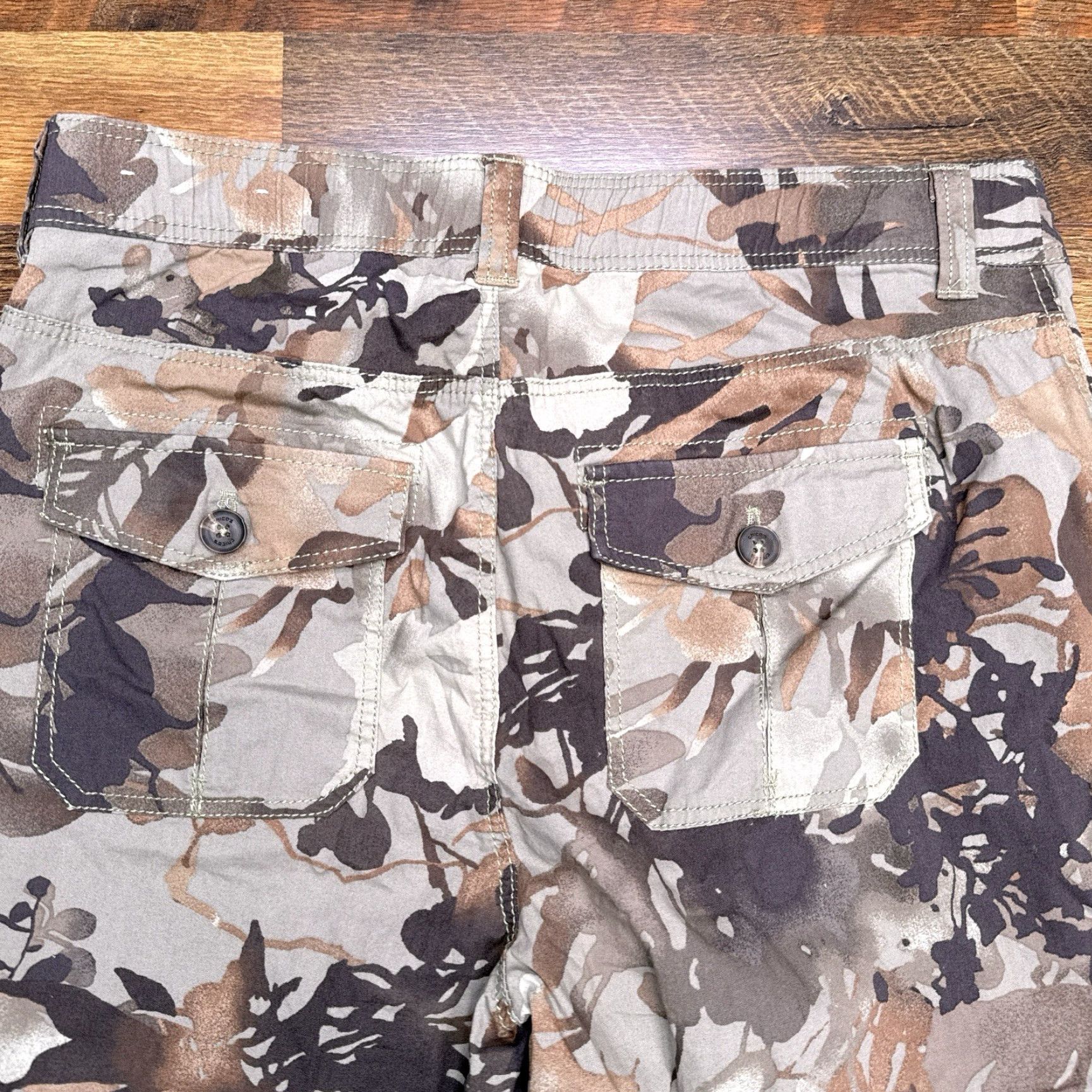 Vintage Chicos Camouflage Cargo Crop Pants 1 Green Mid Rise Stretch Button Hem Tabs City Army Casual Travel Womens Pants Size 25" / US 0 / IT 36 - 5 Thumbnail