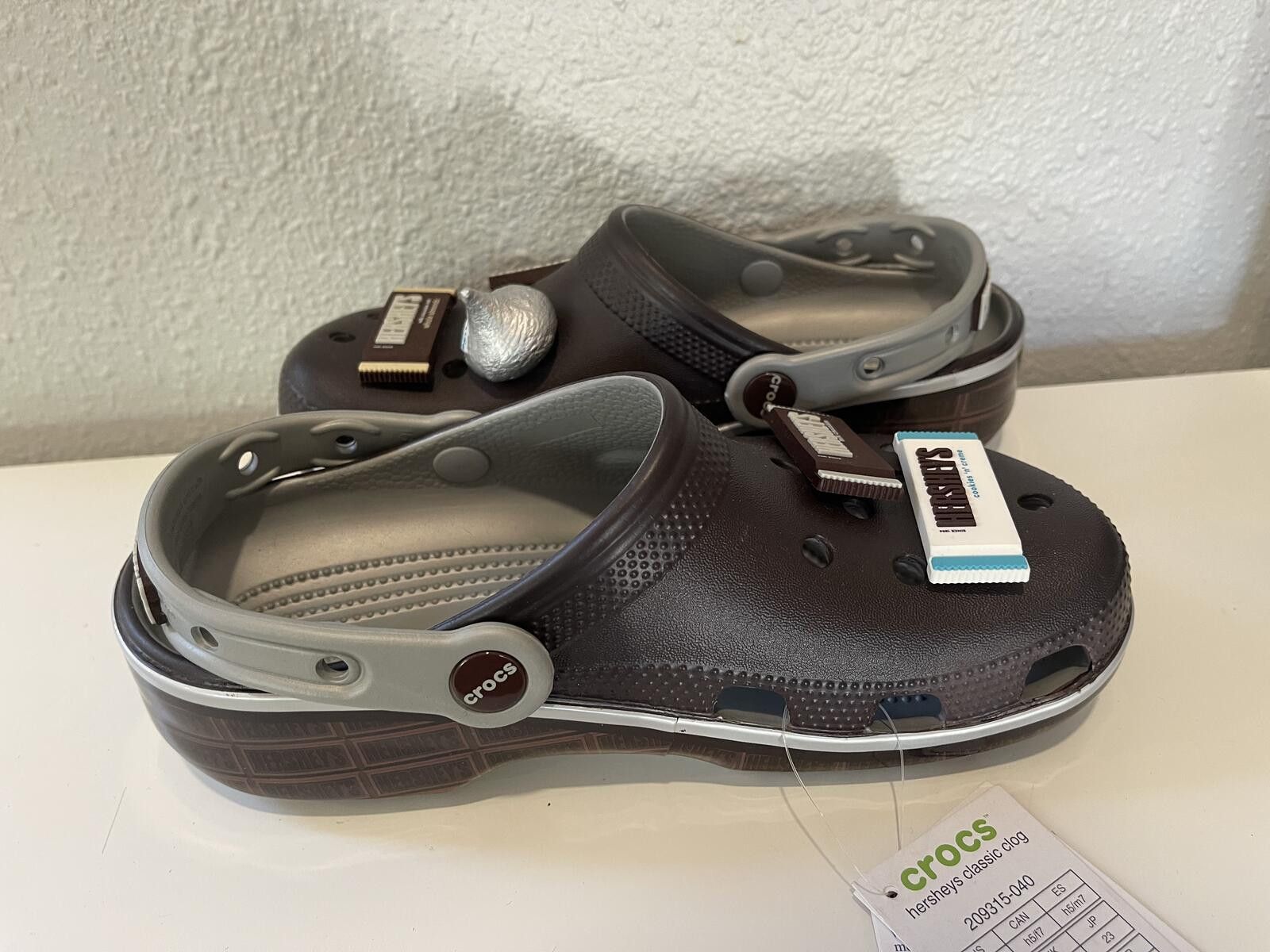 Crocs Crocs Hershey's Classic Clog Shoes Brown Size 8 Size US 7 / IT 37 - 3 Thumbnail