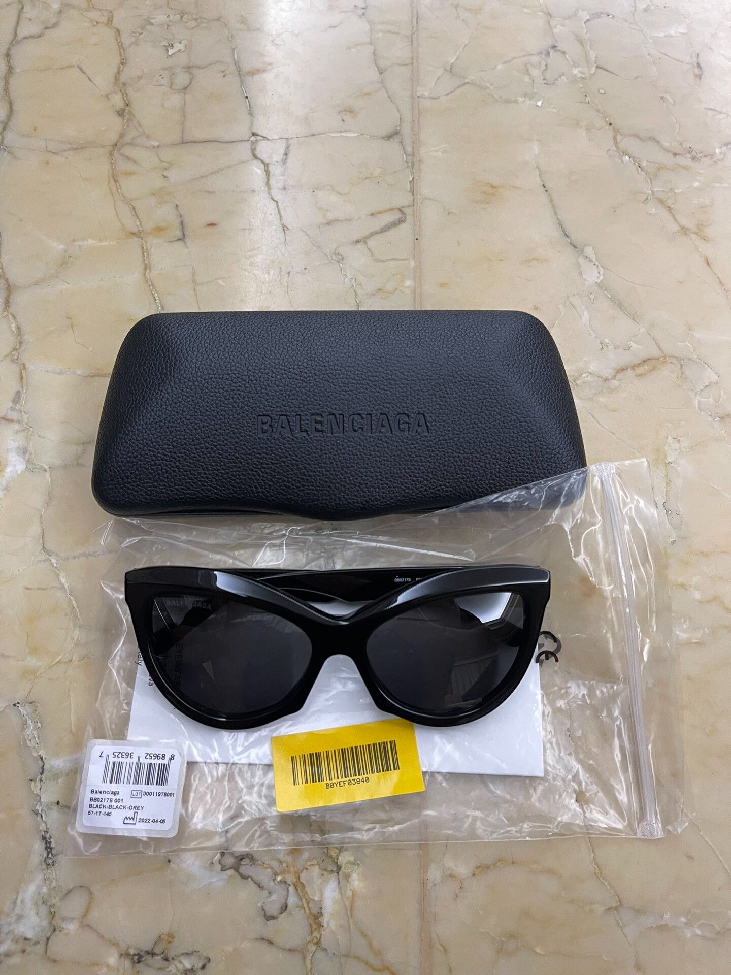 Balenciaga Balenciaga Bat Frame Double B Logo Sunglasses Size ONE SIZE - 1 Thumbnail
