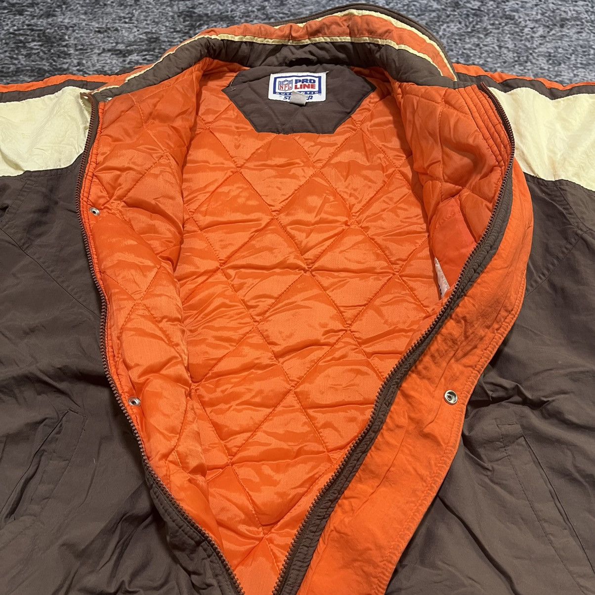 Starter VINTAGE 90s CLEVELAND BROWNS STARTER NFL PUFFER JACKET Size US L / EU 52-54 / 3 - 10 Thumbnail