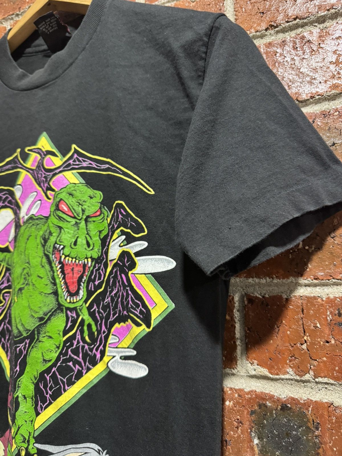 Vintage × Warner Bros VINTAGE MOVIE 1993 warnes bros lonney tune x jurassic park Size US M / EU 48-50 / 2 - 7 Thumbnail
