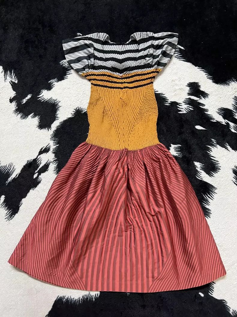 Issey Miyake Issey Miyake size:2 Red striped skirt Size 42" / US 20 - 2 Thumbnail