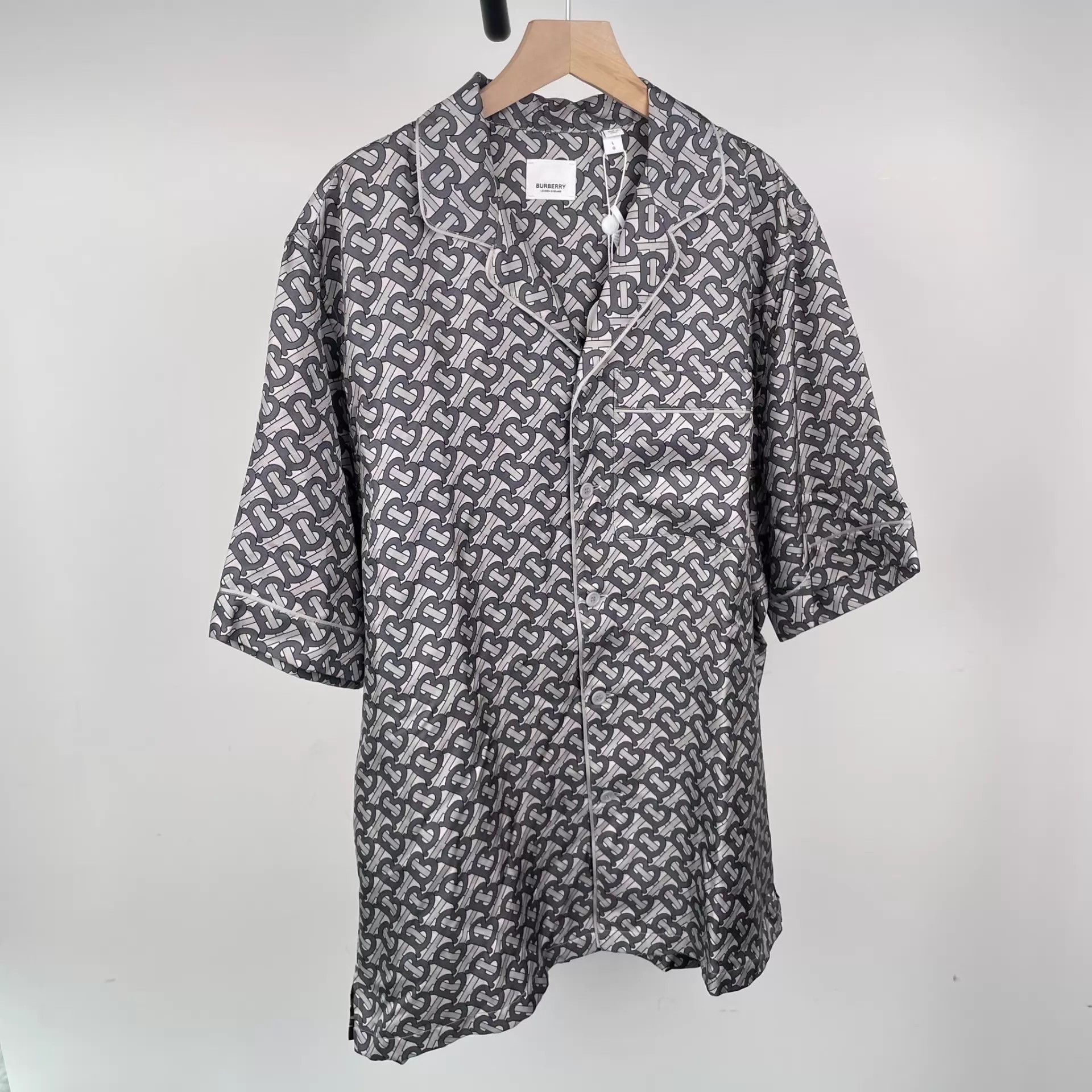 Burberry Burberry Silk Allover Gray L Short Sleeve Shirt Size US L / EU 52-54 / 3 - 1 Thumbnail