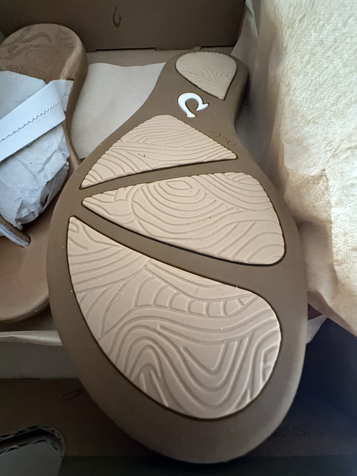 Olukai Hoku White Leather sandals Size US 6 / IT 36 - 4 Thumbnail