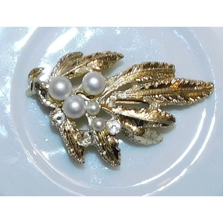 Other Vintage Gold Tone Floral Leaf Brooch With Faux Pearl Accents Size ONE SIZE - 2 Thumbnail