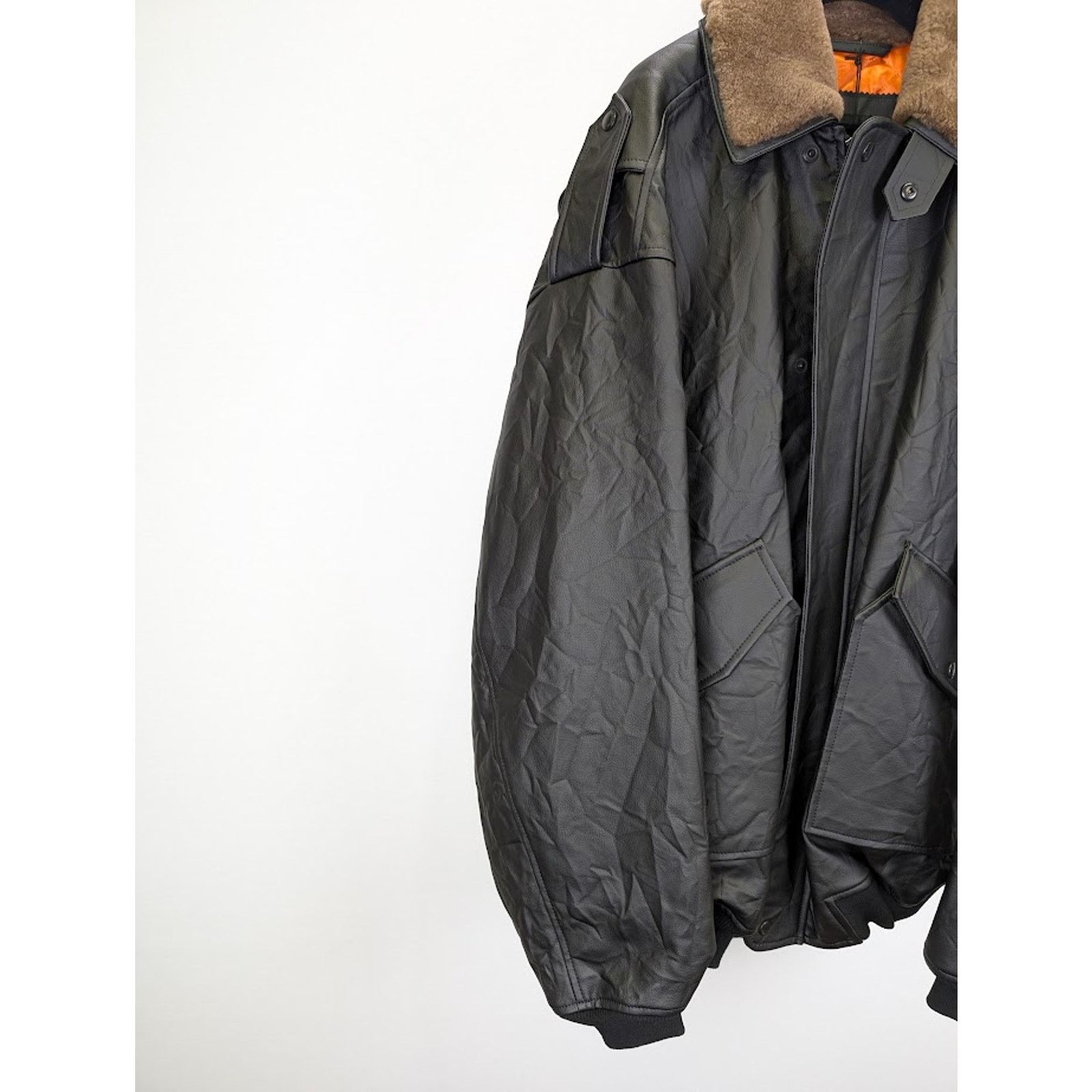 Balenciaga o1rshd1 Leather Grainy Worn Out Bomber in Black Size US M / EU 48-50 / 2 - 5 Thumbnail