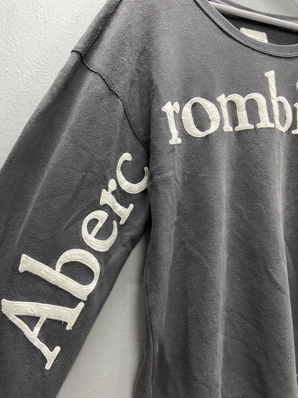 Abercrombie & Fitch ABERCROMBIE & FITCH SPELLOUT SWEATSHIRT Size US L / EU 52-54 / 3 - 3 Thumbnail
