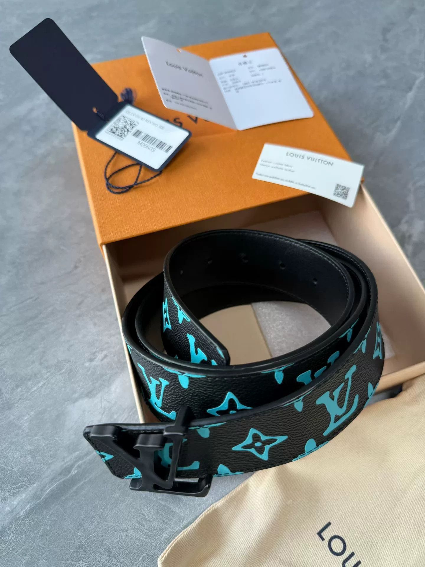 Louis Vuitton Damier Azur LV Initiales 40mm Belt - White/Blue LOUIS VUITTON Damier Azur LV Initiales Belt White main image 2