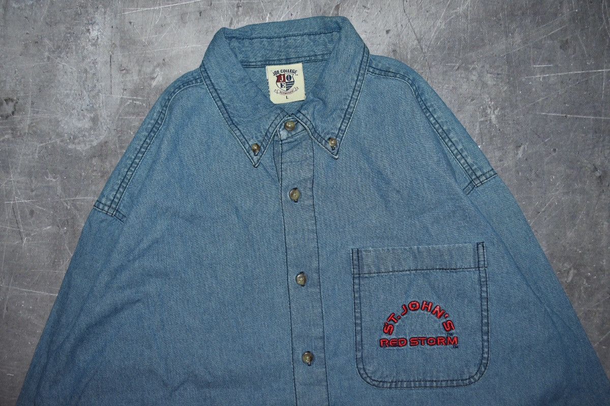 Vintage Vintage St. John's Red Storm Denim Buttondown Shirt (L) Size US L / EU 52-54 / 3 - 2 Thumbnail