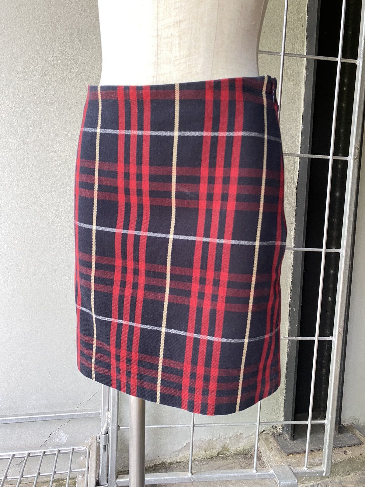 Burberry Burberry Y2K red nova check skirt Size 24" / US 00 / IT 34 - 19 Thumbnail