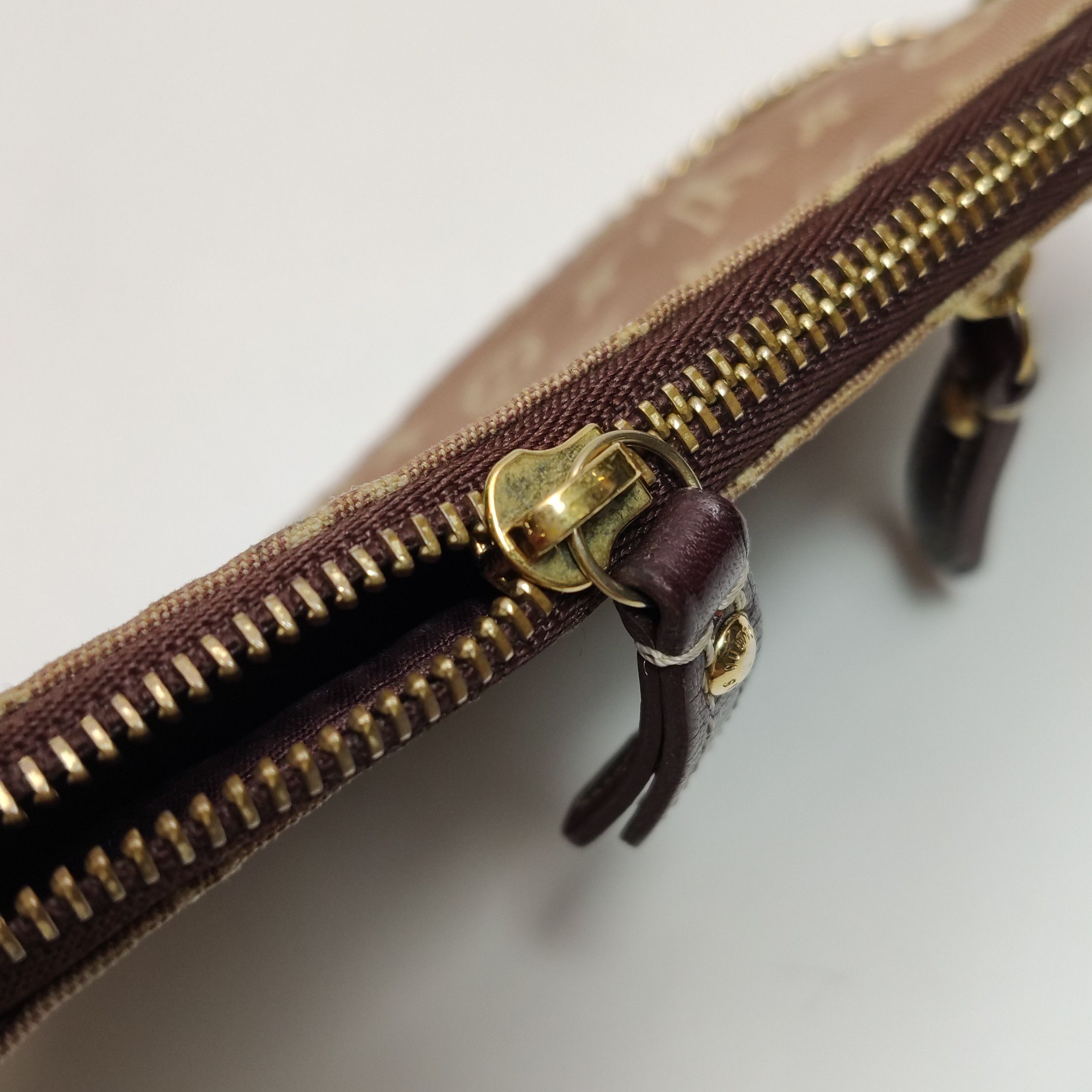 Louis Vuitton Louis Vuitton (LV) Cowhide Canvas Monochrome Zipper Handbag Size ONE SIZE - 5 Thumbnail