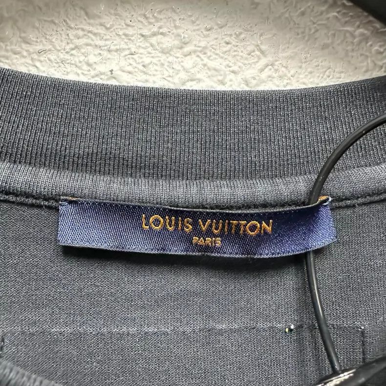Louis Vuitton LOUIS VUITTON Embossed LOGO black short sleeve T-shirt 2504 Size US XXL / EU 58 / 5 - 3 Thumbnail