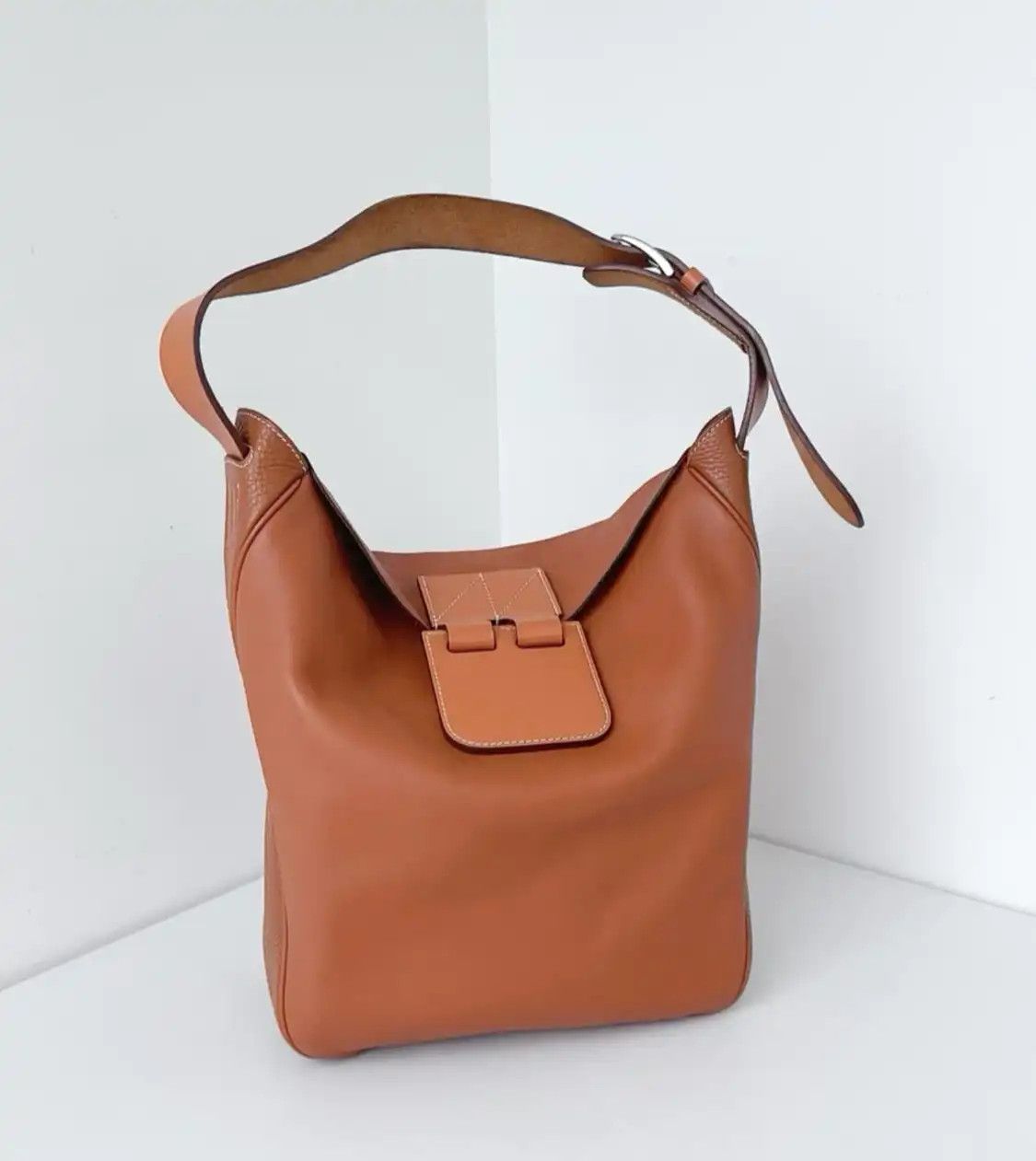 Hermes Hermes Virevolte 24 Gold Brown Swift cowhide leather shoulder bag silver hardwar Size ONE SIZE - 1 Thumbnail