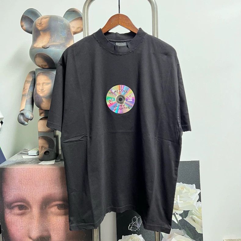 Balenciaga Balenciaga CD Print Short Sleeve Tee Size US L / EU 52-54 / 3 - 1 Thumbnail