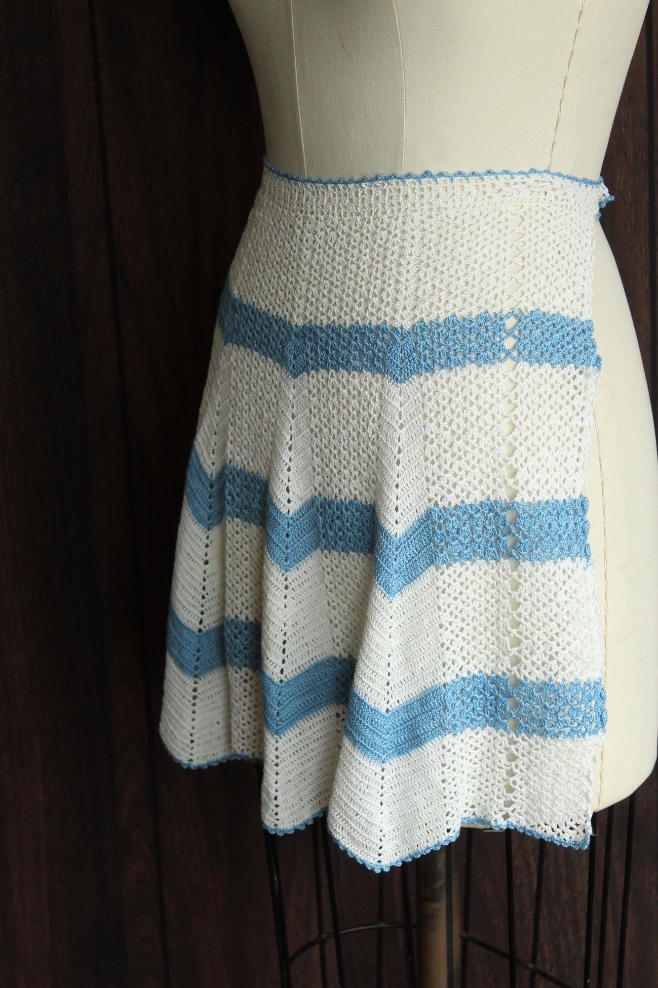 Vintage Vintage 1950s 1960s Half Apron, Crocheted in White and Blue, Size ONE SIZE - 7 Thumbnail