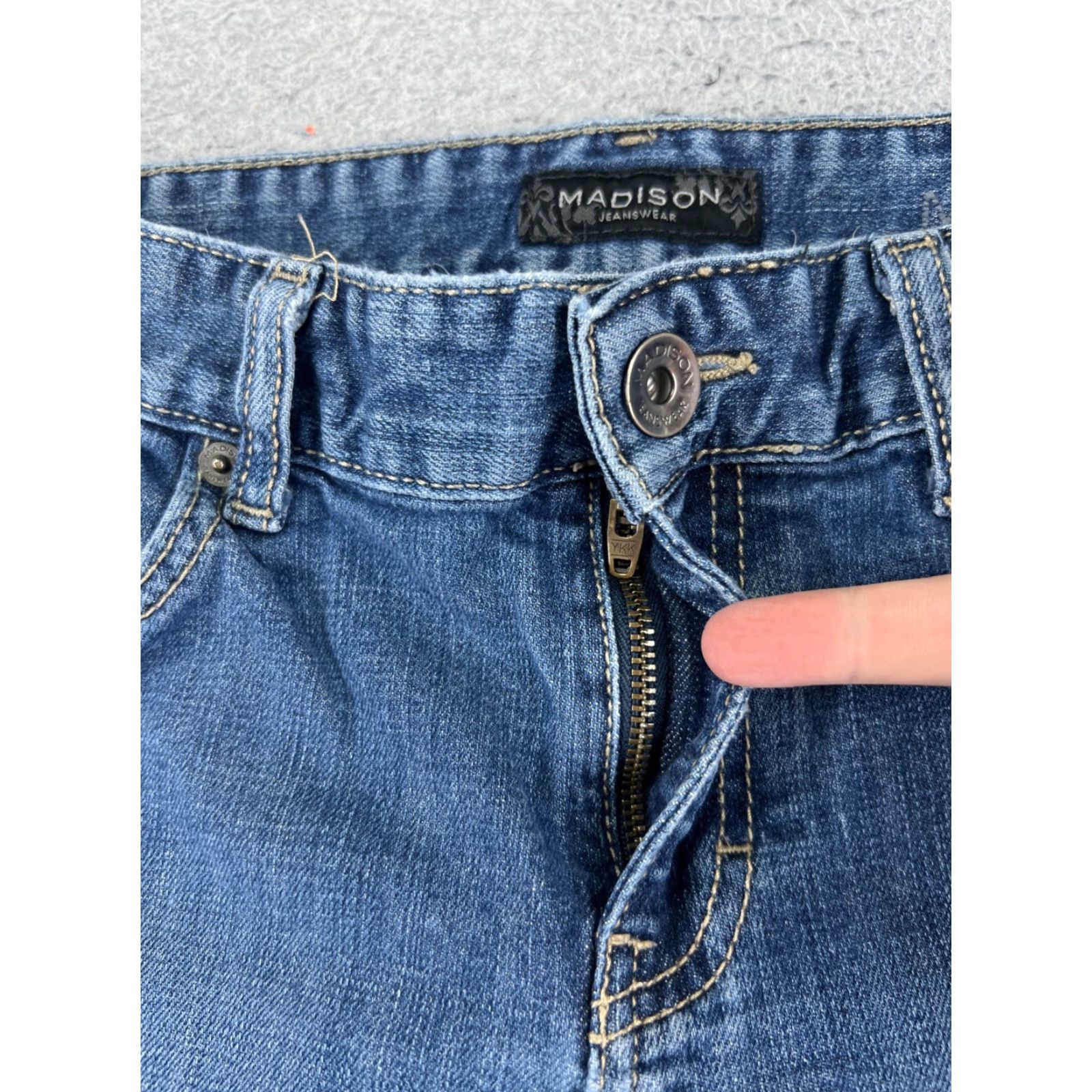 Madison Madison Denim Cutoff Shorts Womens 10 Blue Mid Rise 29x9 Stretch Casual Size 32" / US 10 / IT 46 - 6 Thumbnail