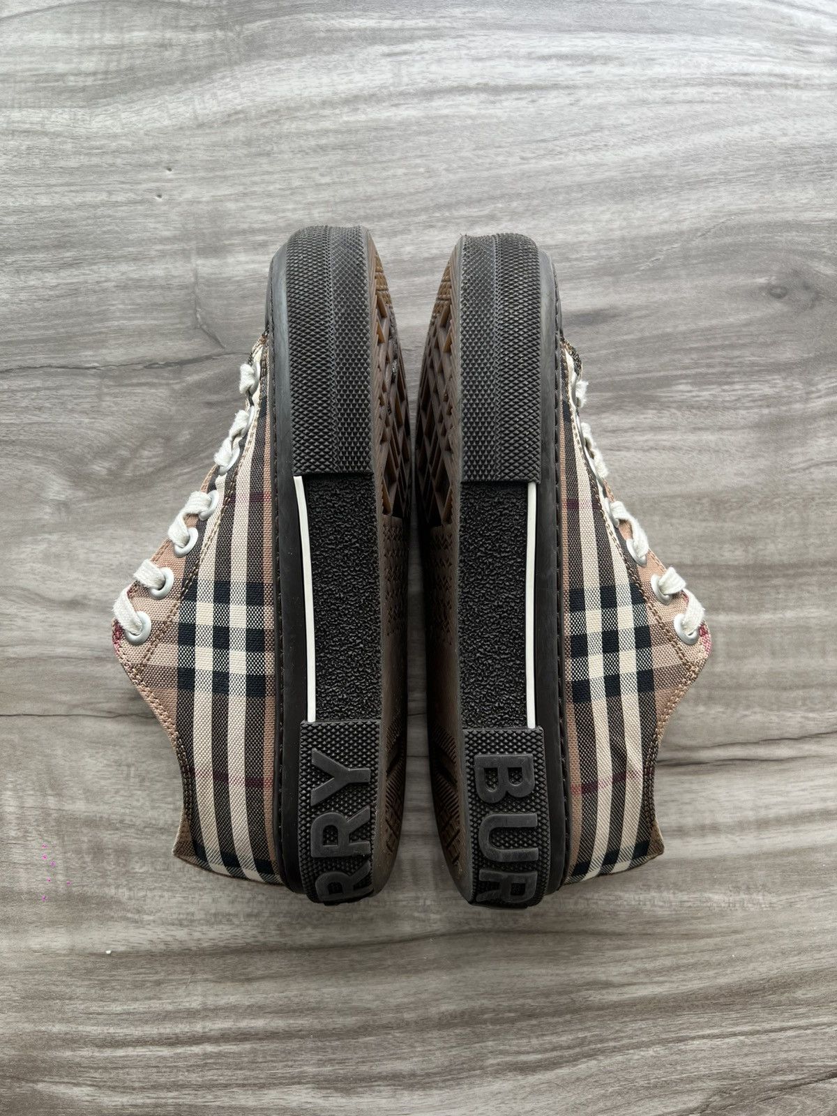 Burberry $650 Burberry Check Low Canvas Sneaker Size 6 Womens (EU 36) Size US 6 / IT 36 - 2 Thumbnail
