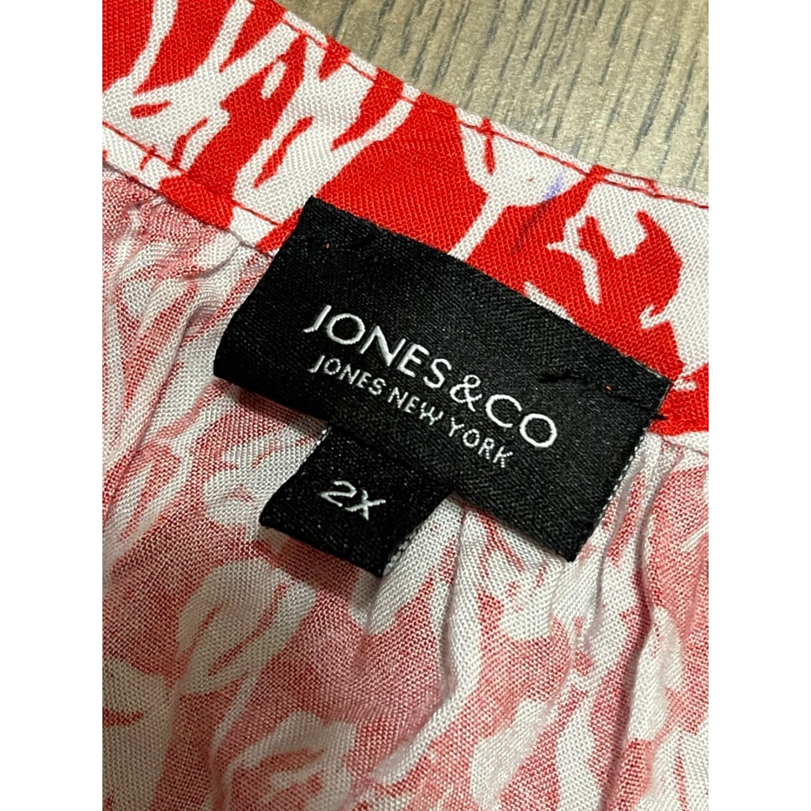 Jones New York Jones New York Shirt, Women's 2X, Floral, V-neck, Ruffle Sleeve, White Red, T-Shirt, Casual, 2X Womens Size XXL / US 16-18 / IT 52-54 - 5 Thumbnail