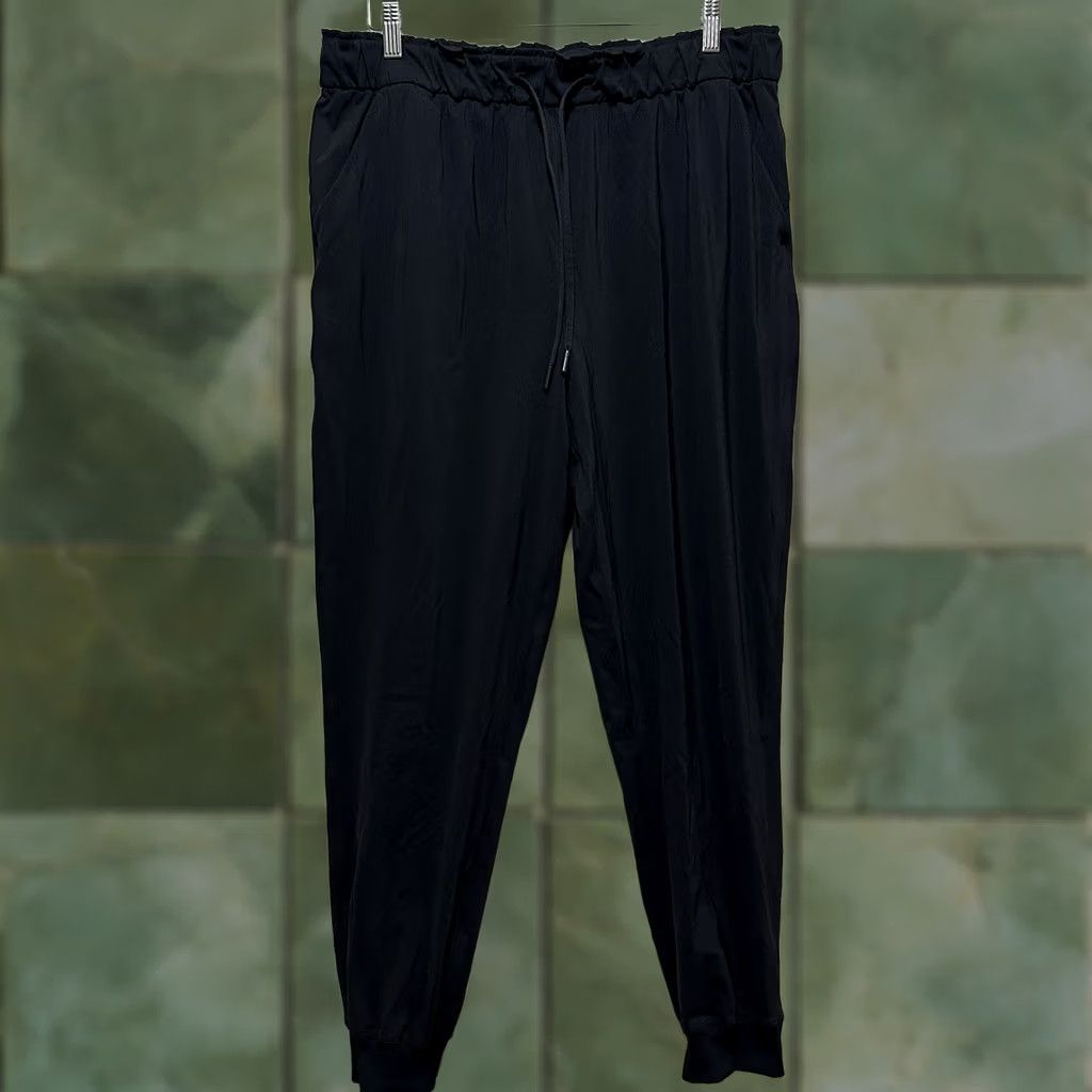 Lululemon Lululemon On The Fly Jogger Pants Women's 14 Black Drawstring Elastic Waist Logo Tapered Athletic Activewear Pants Womens Black Jogger Size 36" / US 14 / IT 50 - 1 Thumbnail