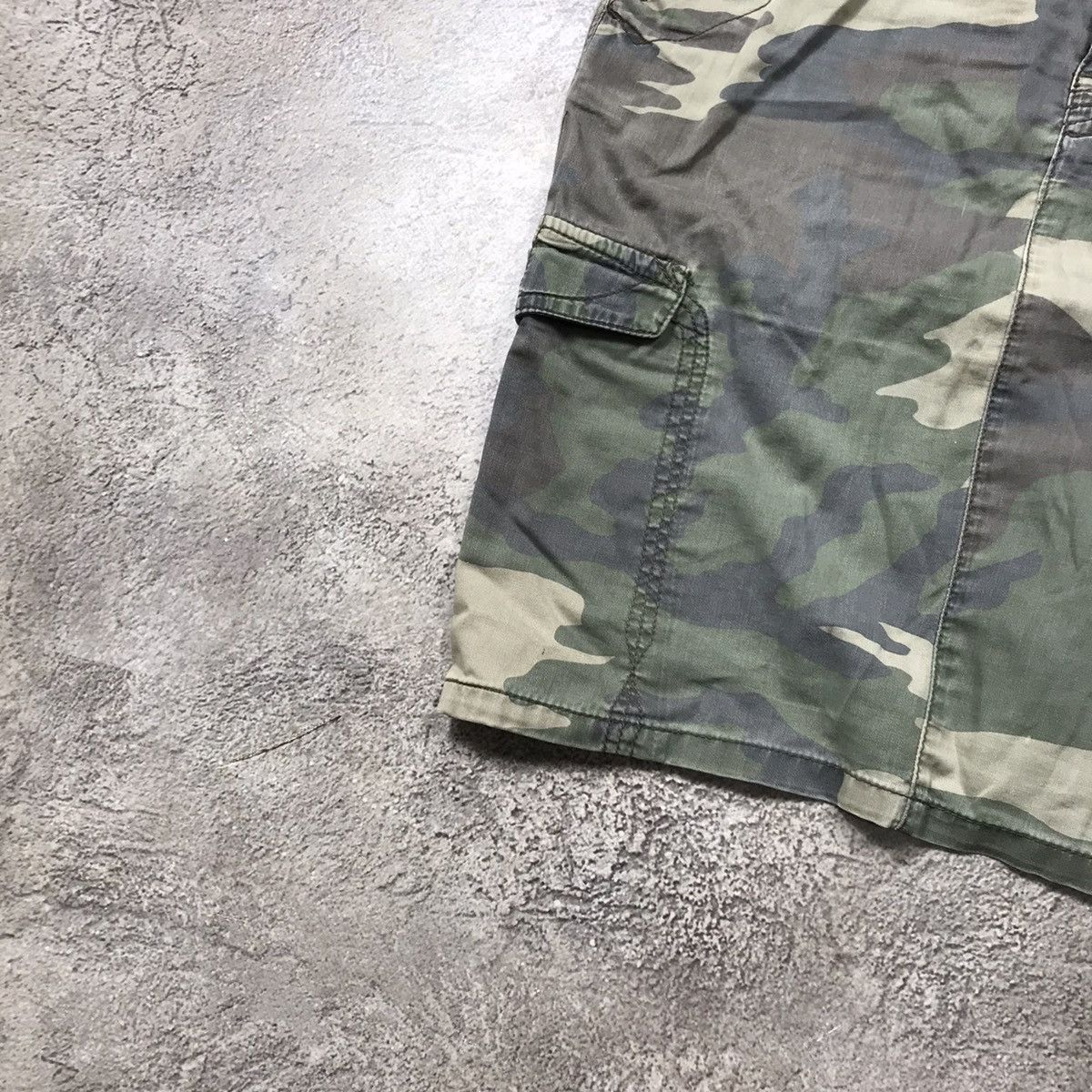 Vintage Vintage Y2K Camo Cargo Shorts Baggy Streetwear Distressed 31 Size 31" - 3 Thumbnail