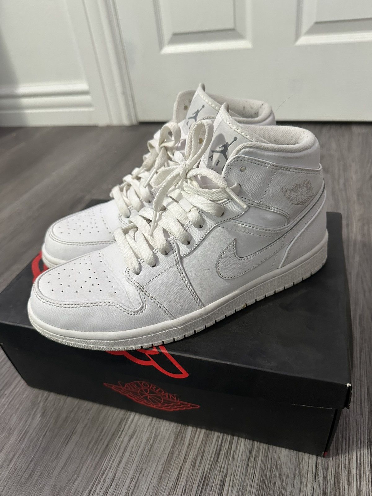 Jordan Brand × Nike Jordan 1 mid triple white 2020 Size US 8 / EU 41 - 2 Thumbnail