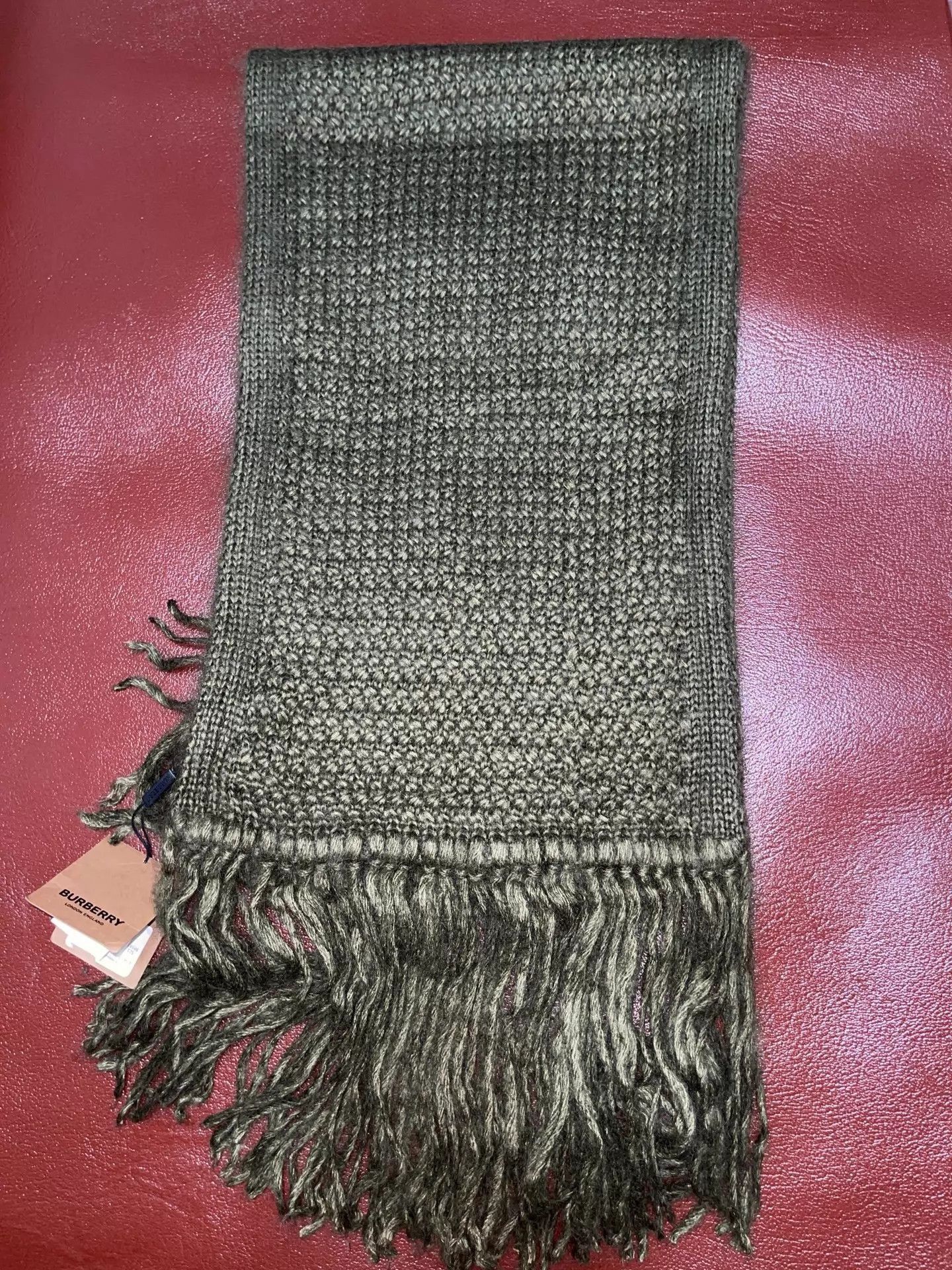 Burberry Green Knit Scarf with Fringes Size ONE SIZE - 3 Thumbnail