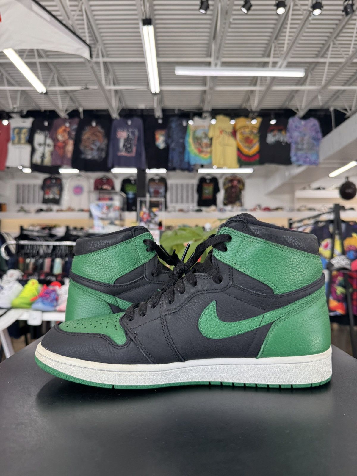 Jordan Brand Air Jordan 1 Pine Green Black Size 10.5 (2020) Size US 10.5 / EU 43-44 - 4 Thumbnail
