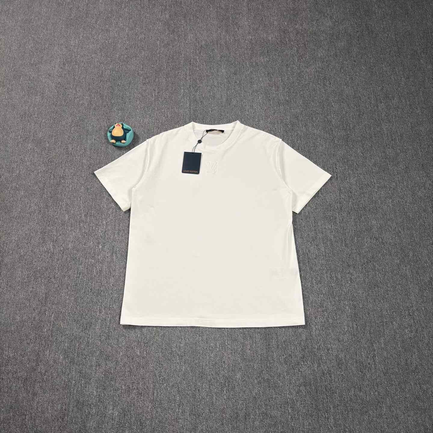 Louis Vuitton LV Embossed Logo White T-Shirt Size US XL / EU 56 / 4 - 1 Thumbnail