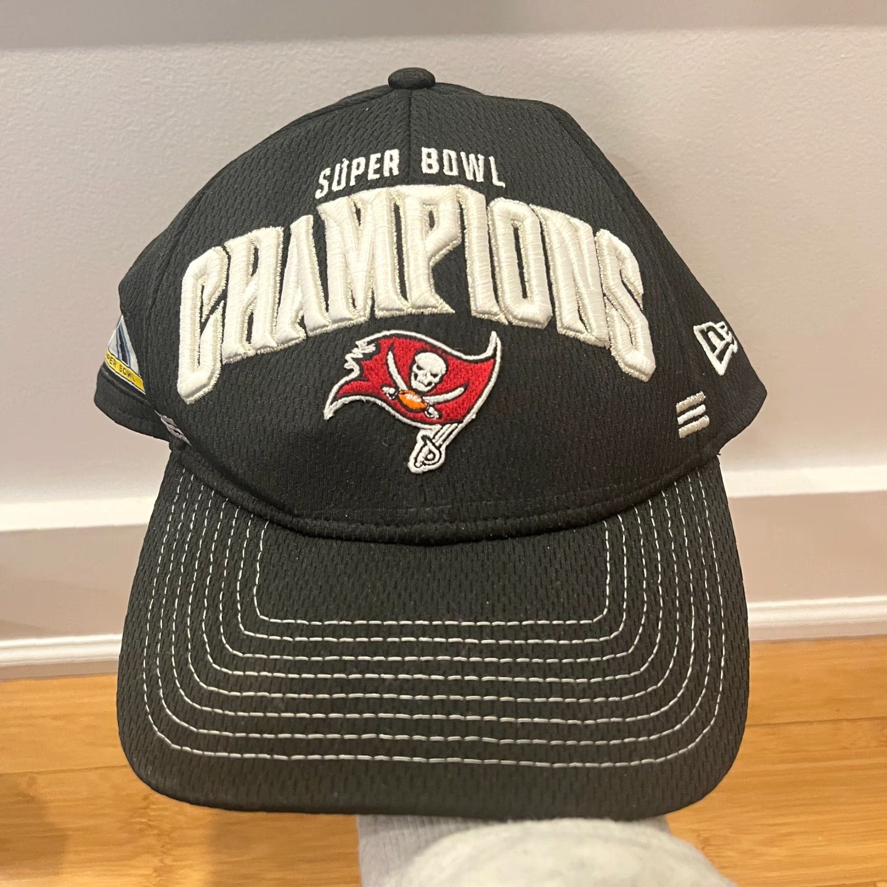New Era VINTAGE New Era Tampa Bay Bucaneers Champions Snapback Hat Baseball Cap Mens One Size Black 90s Football Super Bowl Championship Size ONE SIZE - 2 Thumbnail