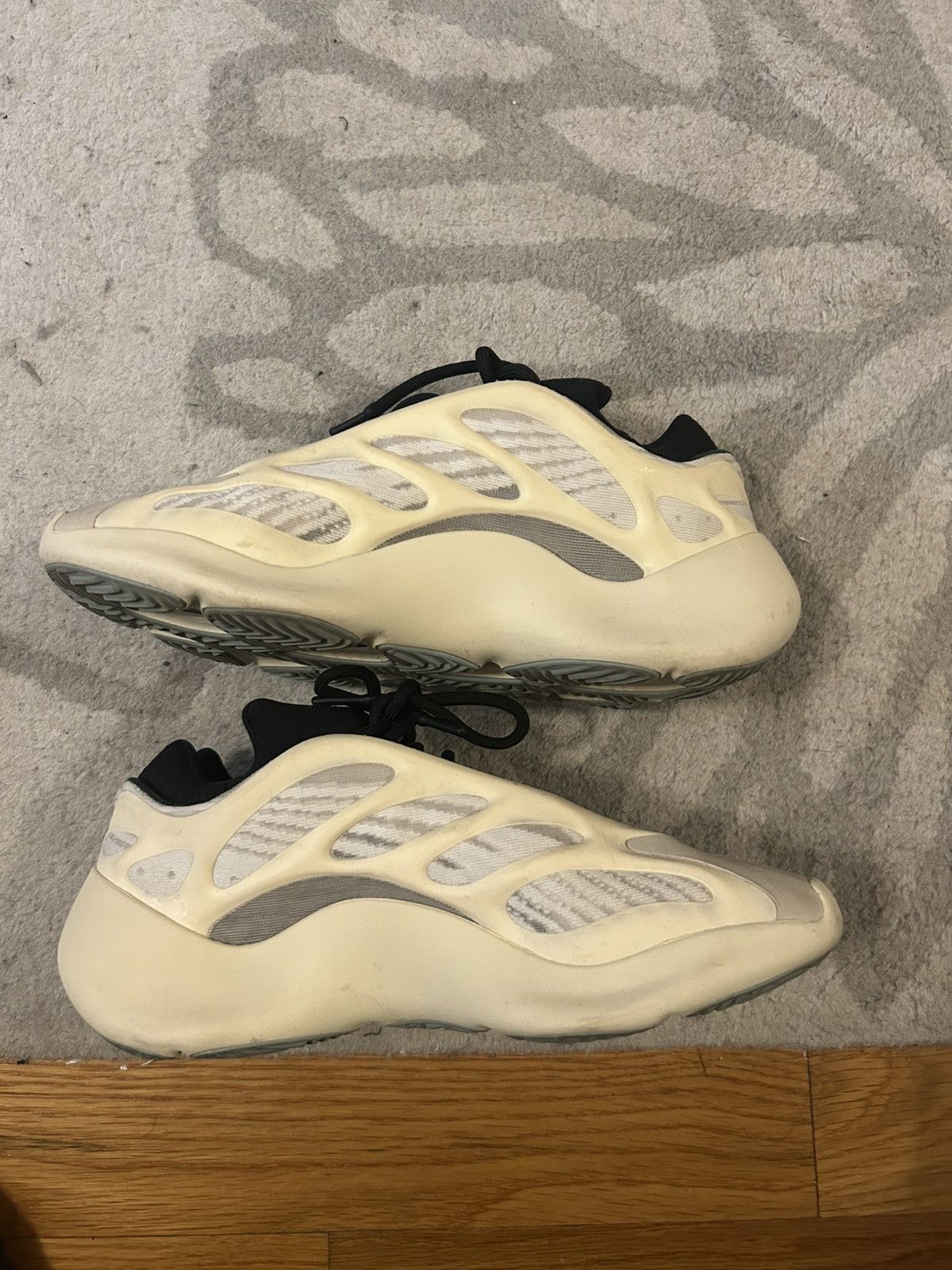 Yeezy Adidas Yeezy 700 v3 Size US 9.5 / EU 42-43 - 2 Thumbnail