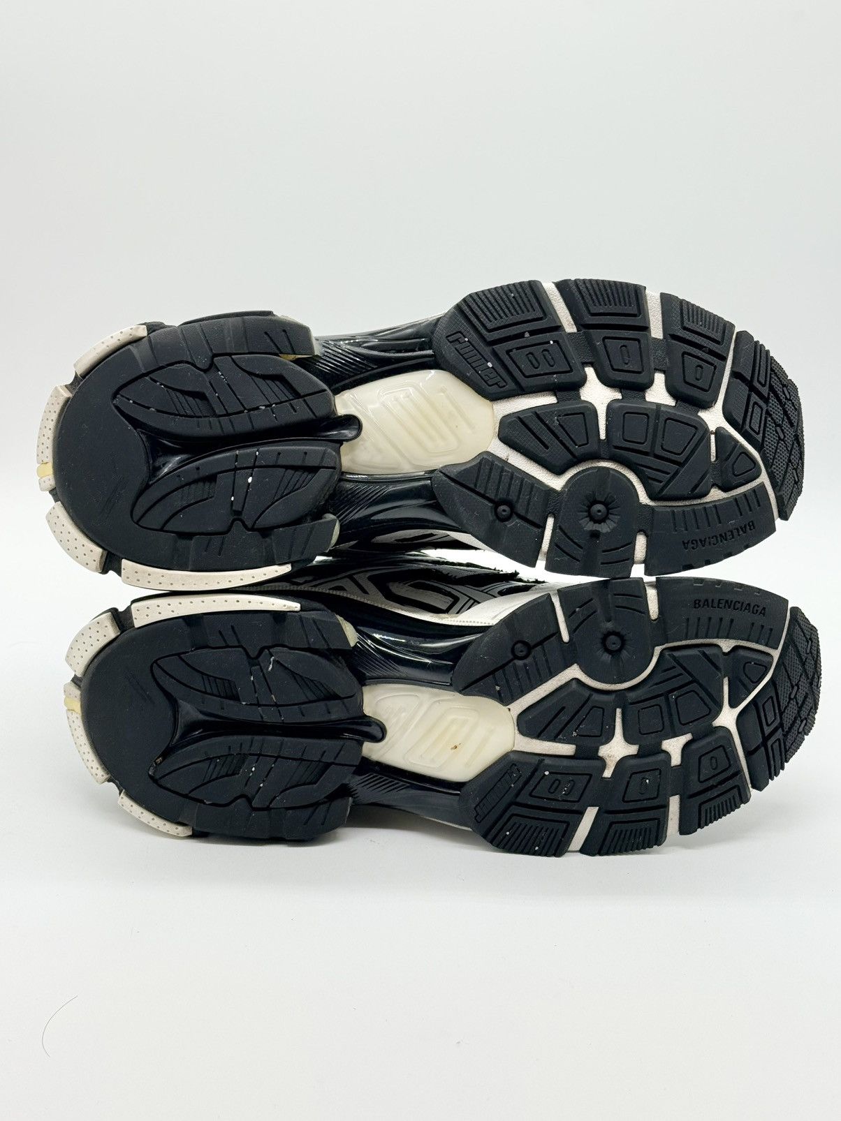 Balenciaga Size 11 - Balenciaga Runner Black White Size US 11 / EU 44 - 6 Thumbnail