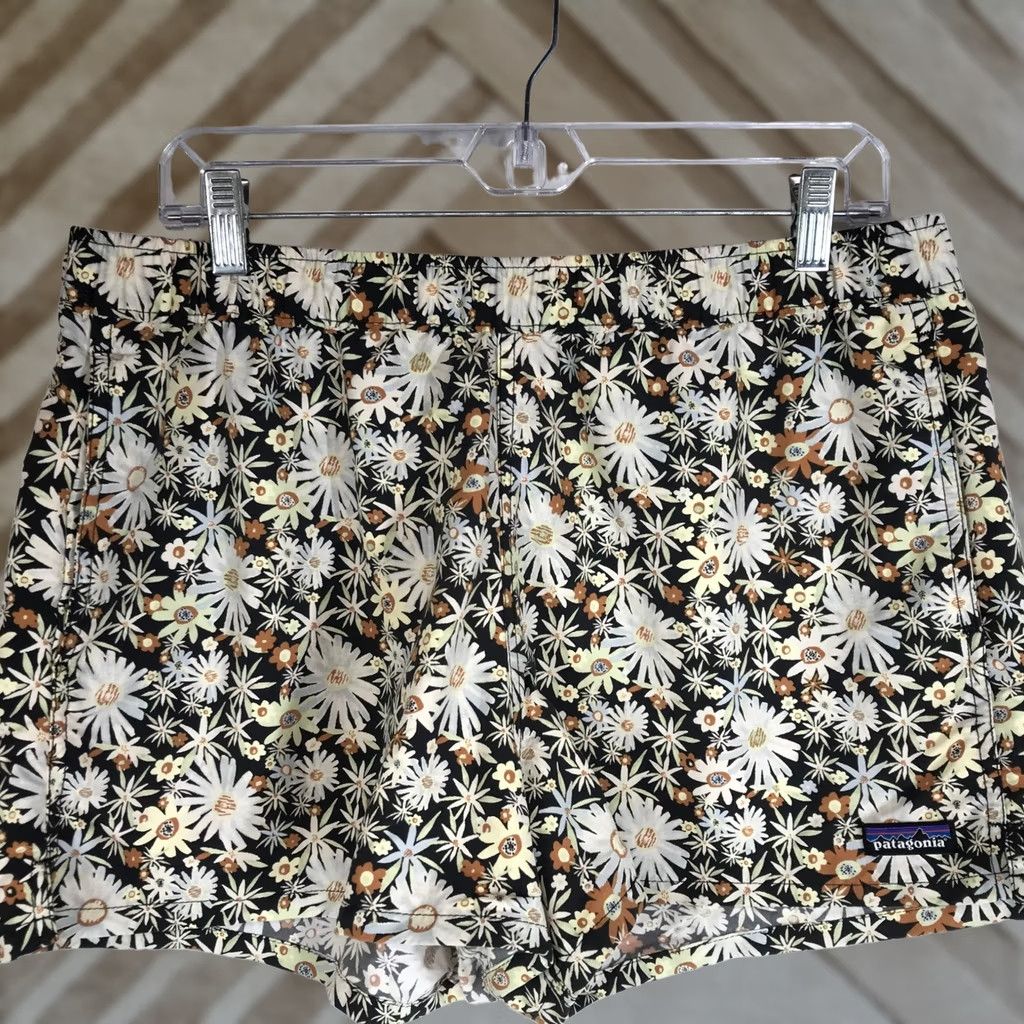 Patagonia Patagonia Women's Bermuda Shorts Black Daisy Floral Print Elastic Waist M/L Casual Beach Size 32" / US 10 / IT 46 - 1 Thumbnail