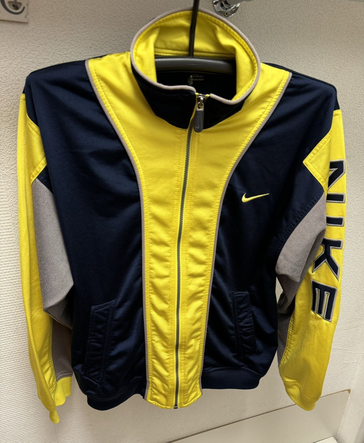 Nike Nike vintage bomber fullzip 1990th M sz Size US M / EU 48-50 / 2 - 1 Thumbnail