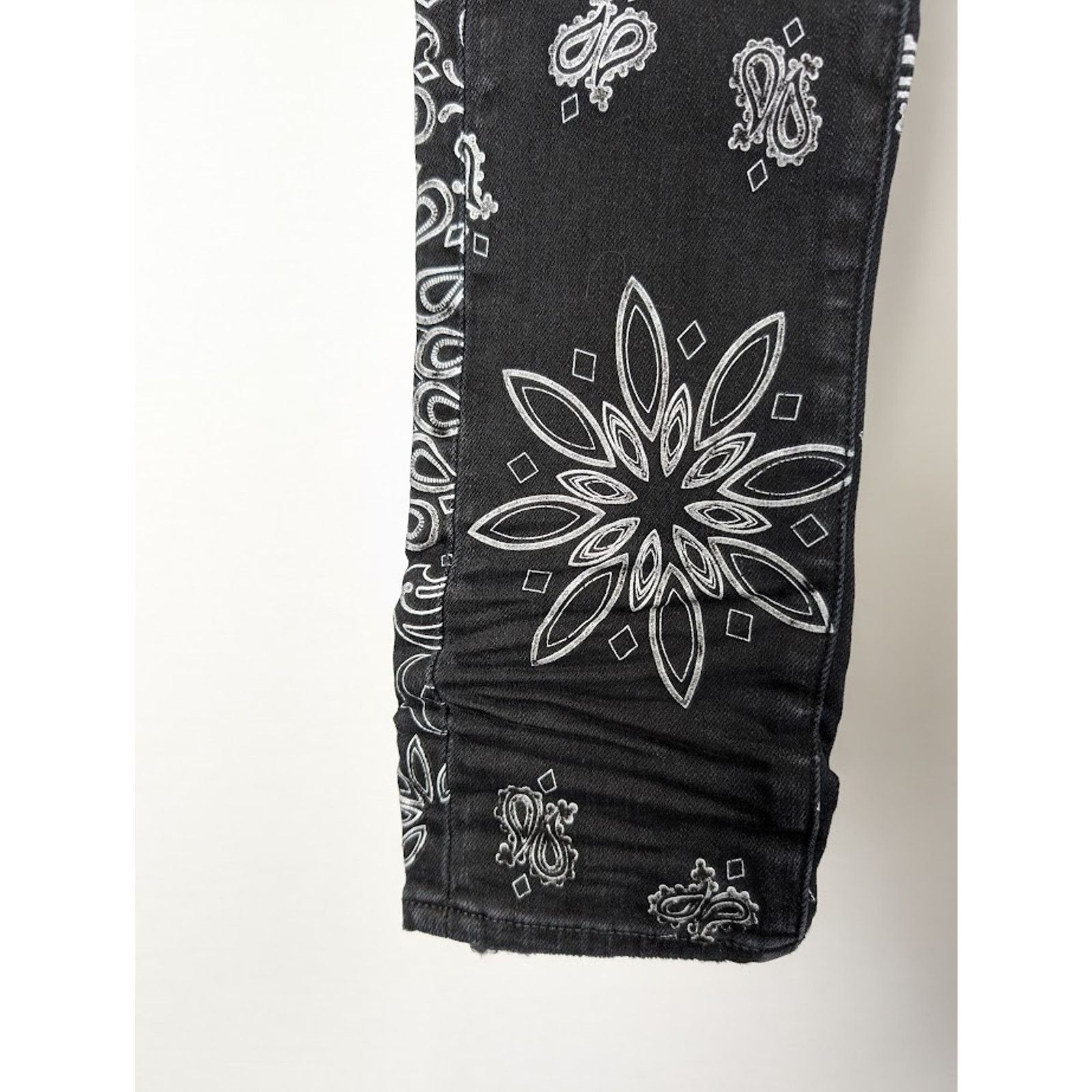 Amiri o1rshd1 Q:2 / Flocked Bandana Jeans in Aged Black Size US 38 / EU 54 - 9 Thumbnail