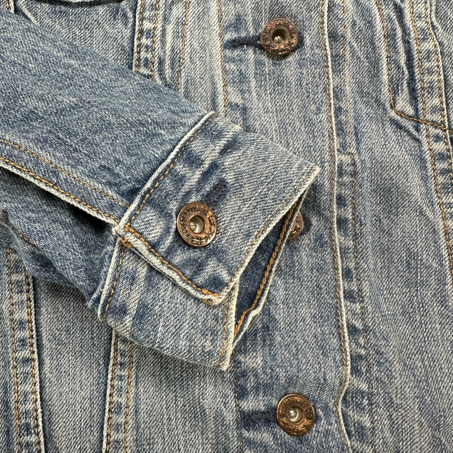 Levi's VINTAGE Levi's Trucker Jacket Womens S Blue Denim Cotton Short Sleeve Regular Fit 90s Retro Classic Vintage Jacket Women} Size 28" / US 6 / IT 42 - 4 Thumbnail