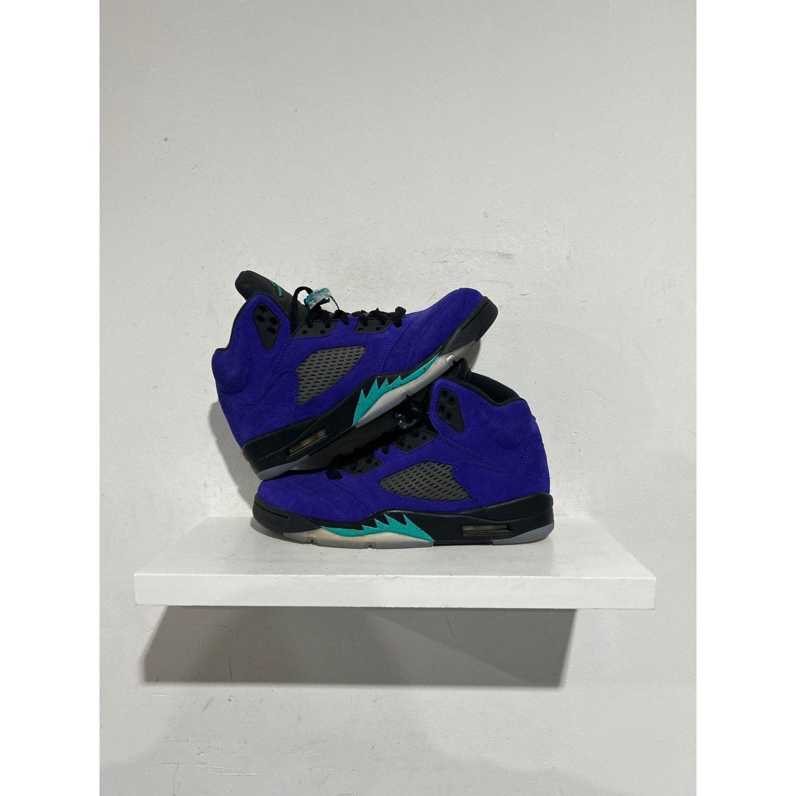 Nike JORDAN 5 RETRO ALTERNATE GRAPE SIZE 8.5 PREOWNED Size US 8.5 / EU 41-42 - 1 Thumbnail