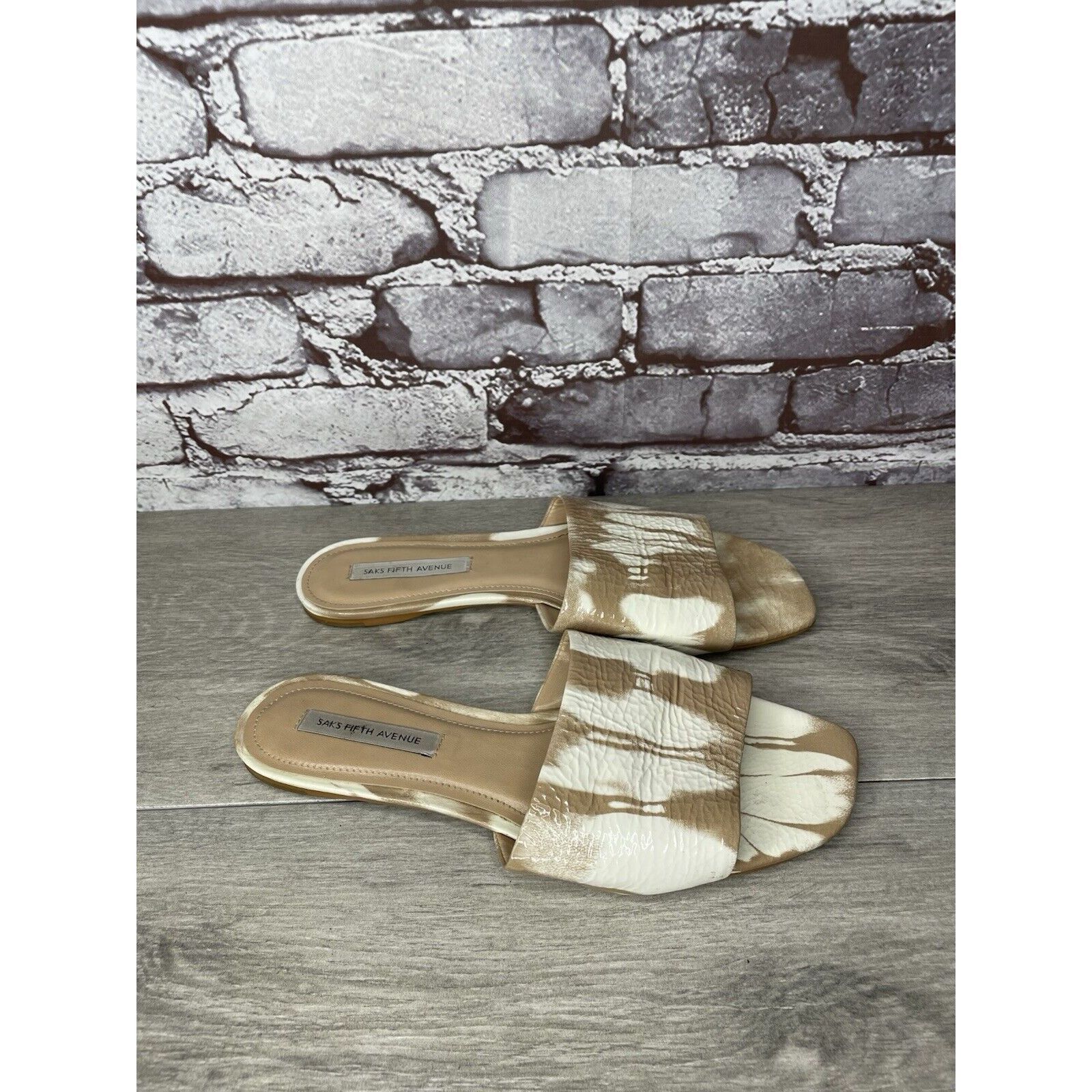 Saks Fifth Avenue Saks Fifth Avenue White Tan Patent Leather Slides Open Toe F Size US 9 / IT 39 - 17 Thumbnail