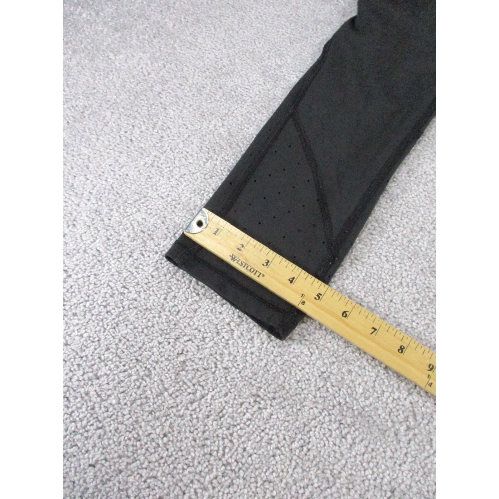 Athleta Athleta Leggings Womens Small Capri Black Stealth Trucool Size 28" / US 6 / IT 42 - 4 Thumbnail