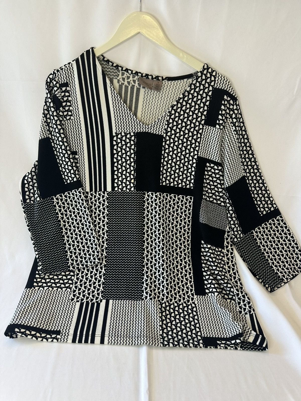 Chicos Easywear Blocked Design Tee By Chico's. Size: 3 (16/18 XL) Size 3XL / US 20-22 - 1 Thumbnail