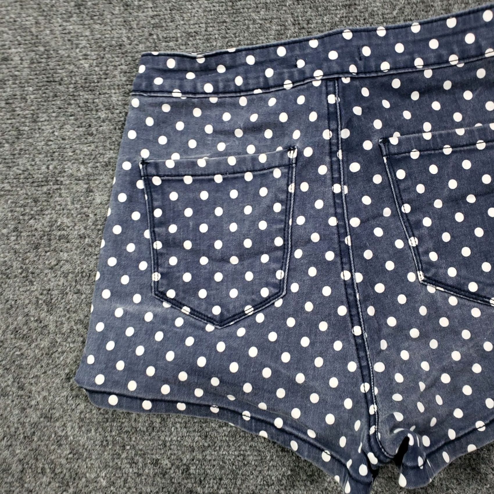 Forever 21 FOREVER 21 Shorts Womens 26 Blue Polka Dot Flat Front High Rise Casual Hot Pants Size 42" / US 20 - 7 Thumbnail