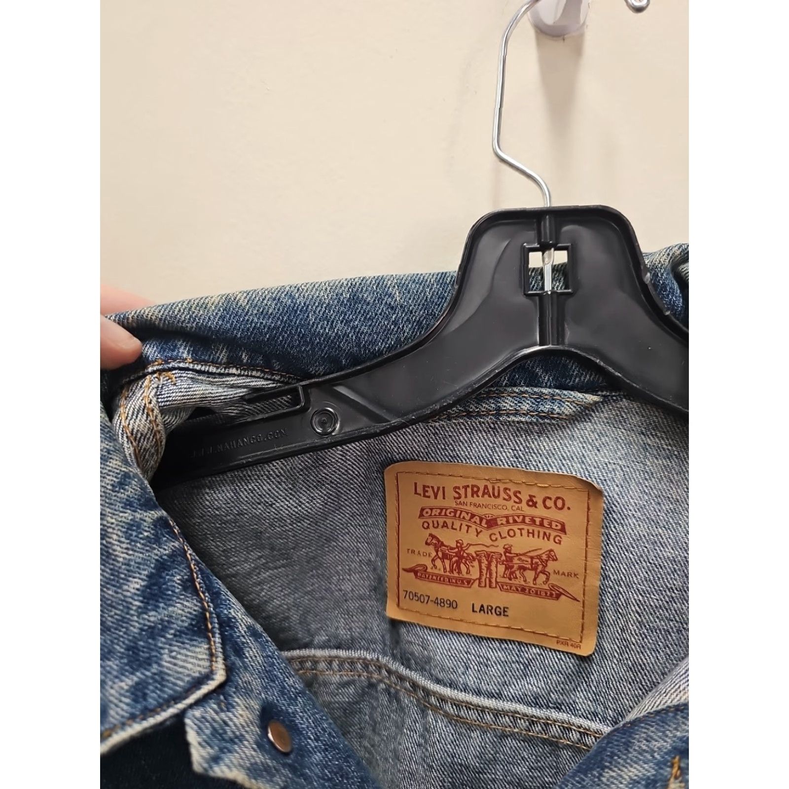 Denime VINTAGE Levi Strauss Denim Jean Trucker Jacket Blue 70507-4890 USA Made Size LG Mens Jacket Size US 33 - 3 Thumbnail